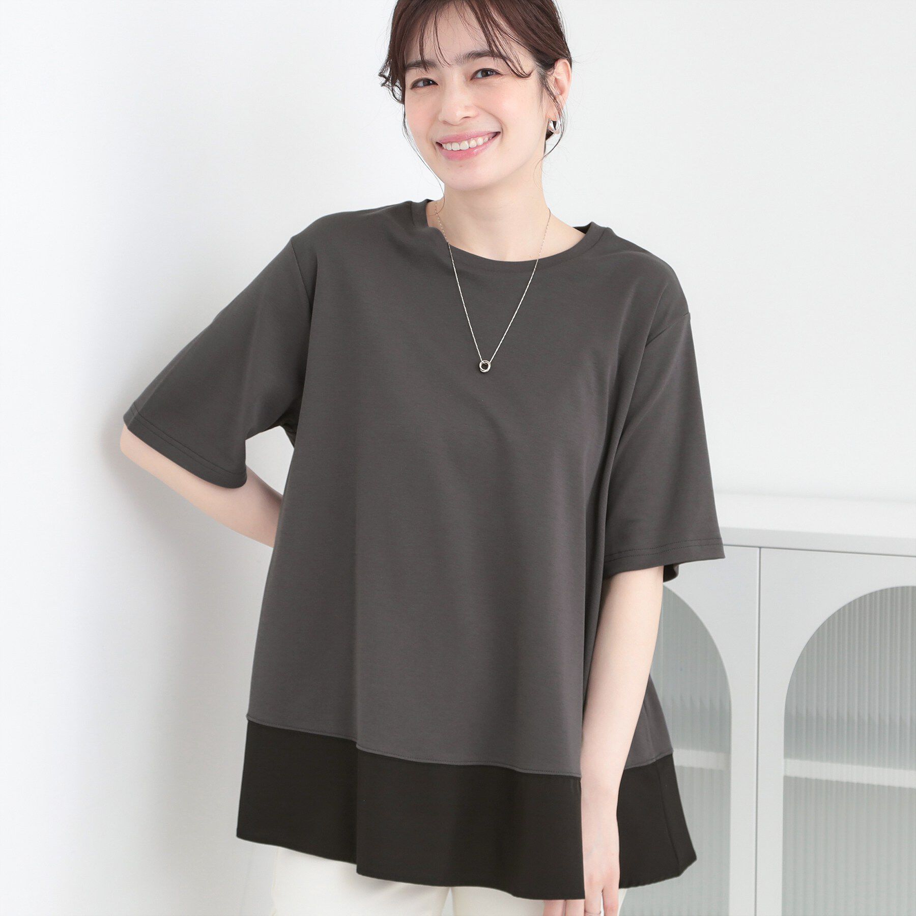 SHOO･LA･RUE「【接触冷感/UVカット/抗菌防臭】体型カバーも叶う　裾切り替えAライントップス」|Tシャツ・カットソー|チャコールグレー(5