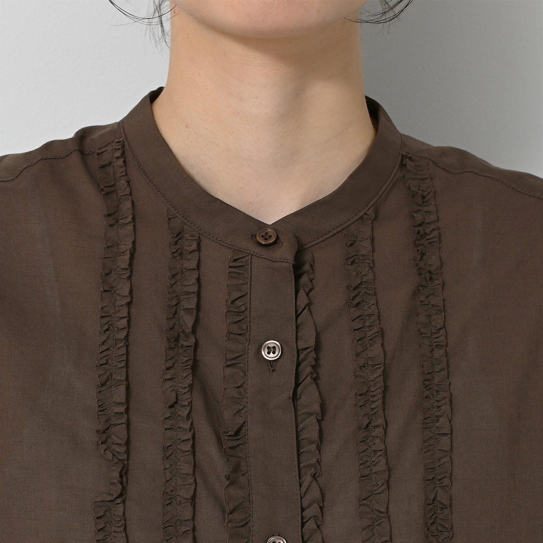 Dessin「【洗える】スタンドカラーフリルブラウス」|シャツ・ブラウス|