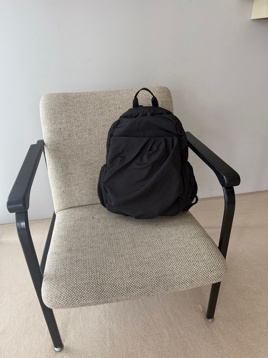 emmi atelier「【ONLINE限定カラー】eco 撥水ギャザーボディーバックパック」|リュック|