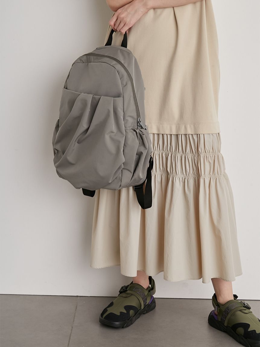 emmi atelier「【ONLINE限定カラー】eco 撥水ギャザーボディーバックパック」|リュック|