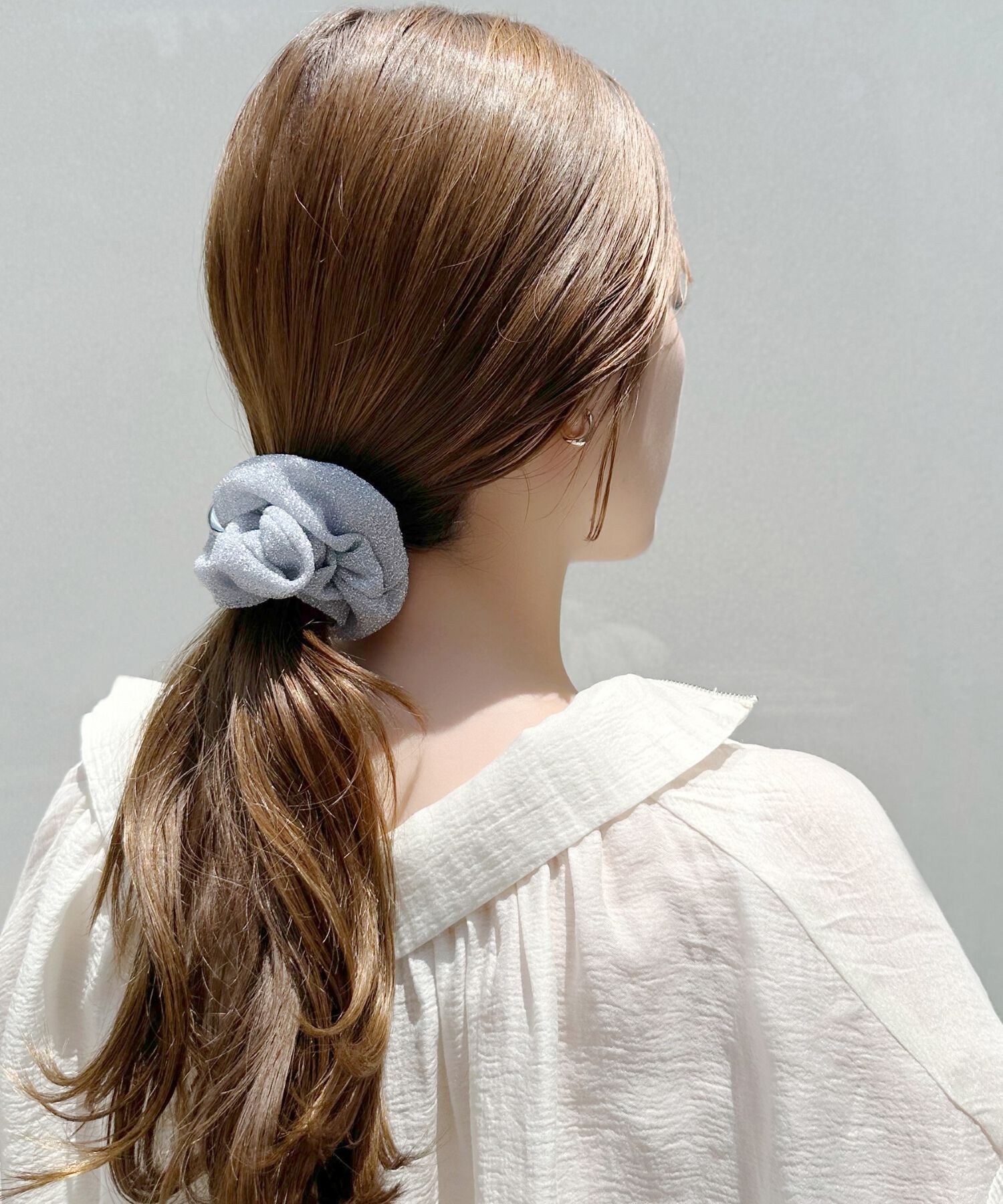 Phoebe「メタルグリッターシュシュ　ライトグレー」|ヘアゴム・シュシュ|