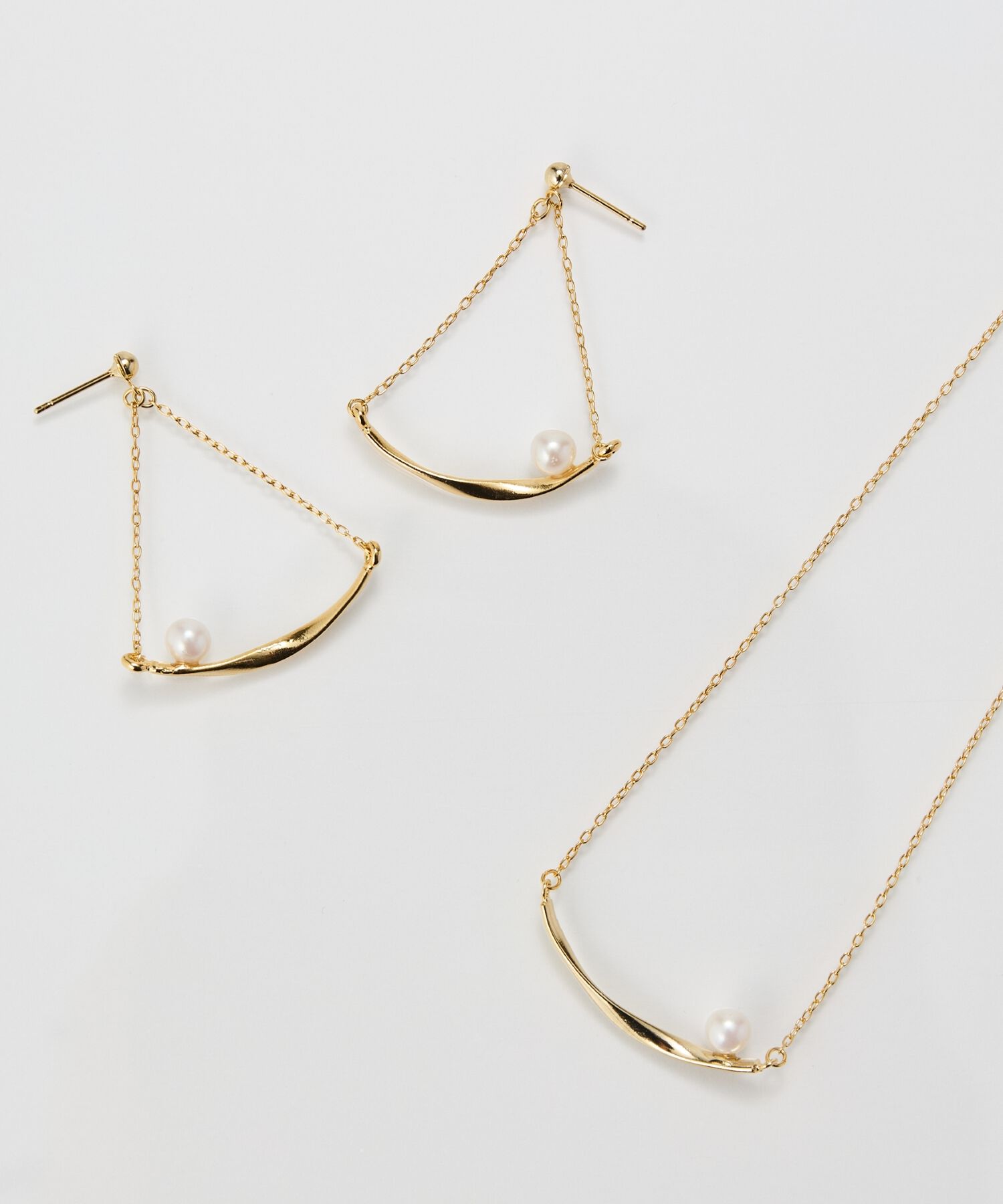 Phoebe「【金属アレルギー対応】スライヴパールトライアングルピアス　ゴールド/ニッケルフリー」|ピアス|