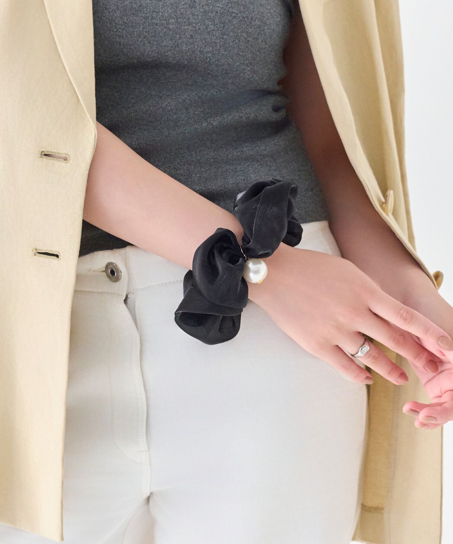  「ボリューミーシアーシュシュ　ブラック/パール/大ぶり」|ブレスレット・バングル|