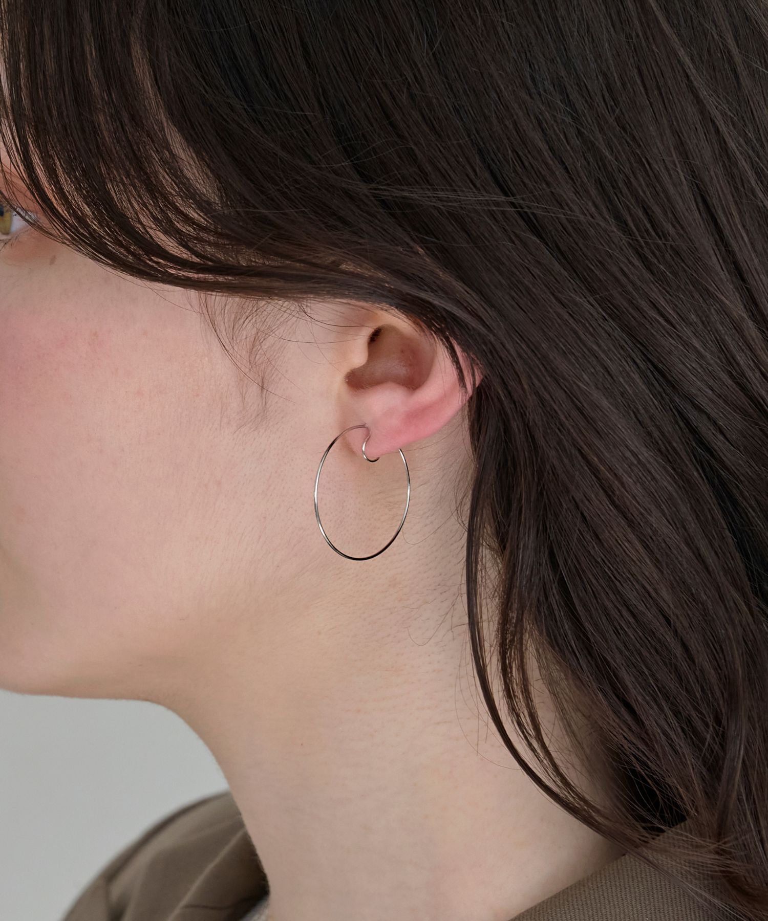 Phoebe「【痛くないシリーズ】ファセットスリムフープライトフィットイヤリング 　シルバー」|イヤリング|
