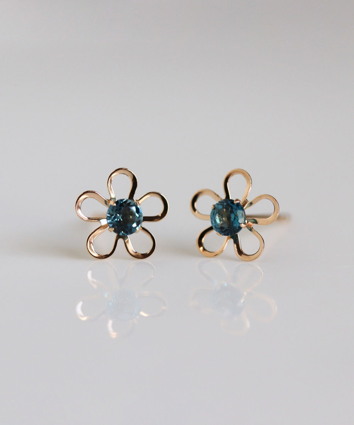 「カラーストーン フラワー ピアス | K10YG」|ピアス|ブルー