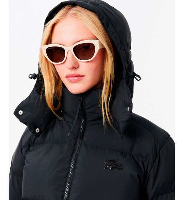 LACOSTE「ウィメンズ ボリュームハイネック ナイロンショート ダックダウンジャケット / フード取り外し可」|ダウン|