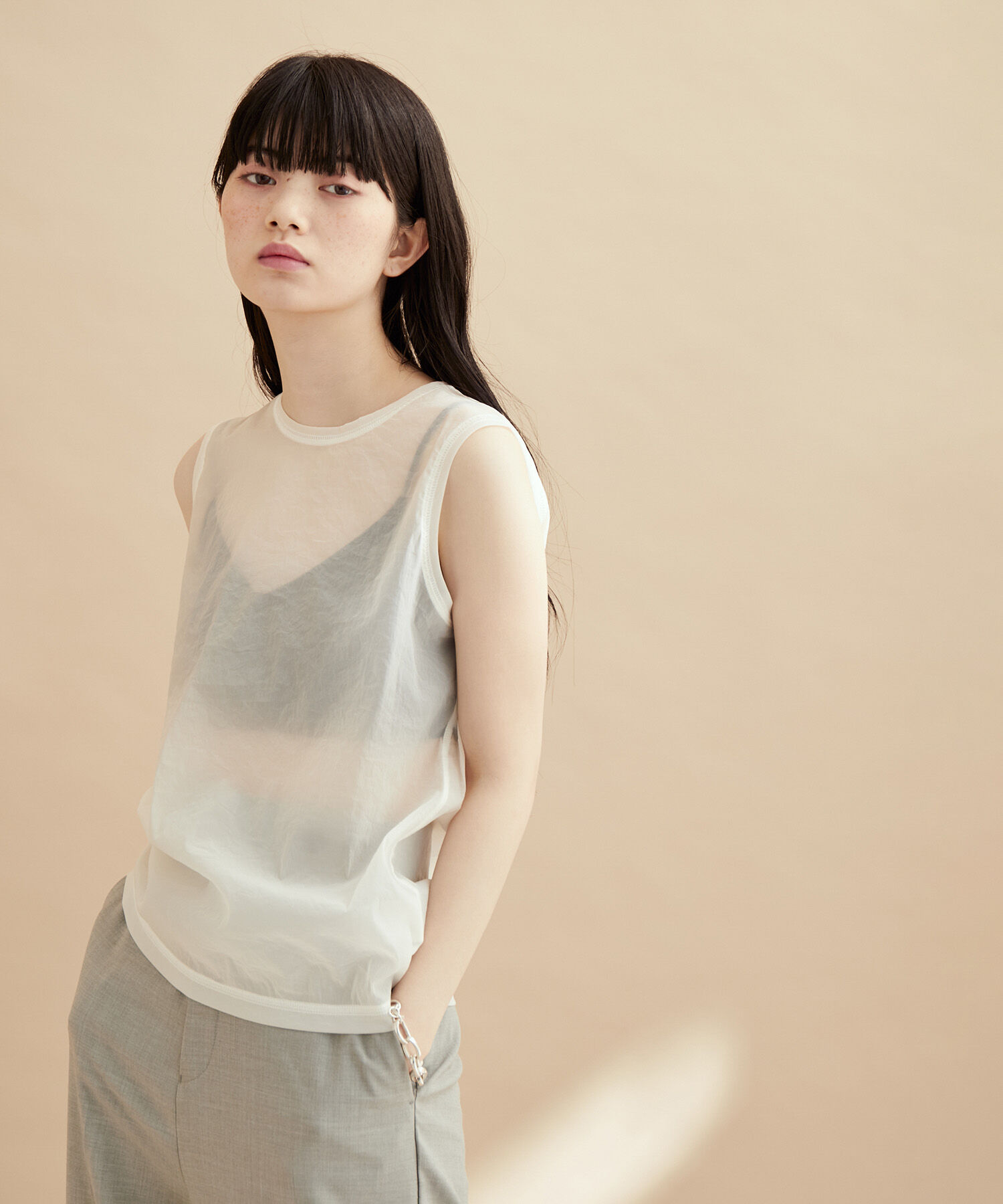 ADAM ET ROPE'「ストレッチタフタノースリーブTEE」|タンクトップ|ホワイト(10)