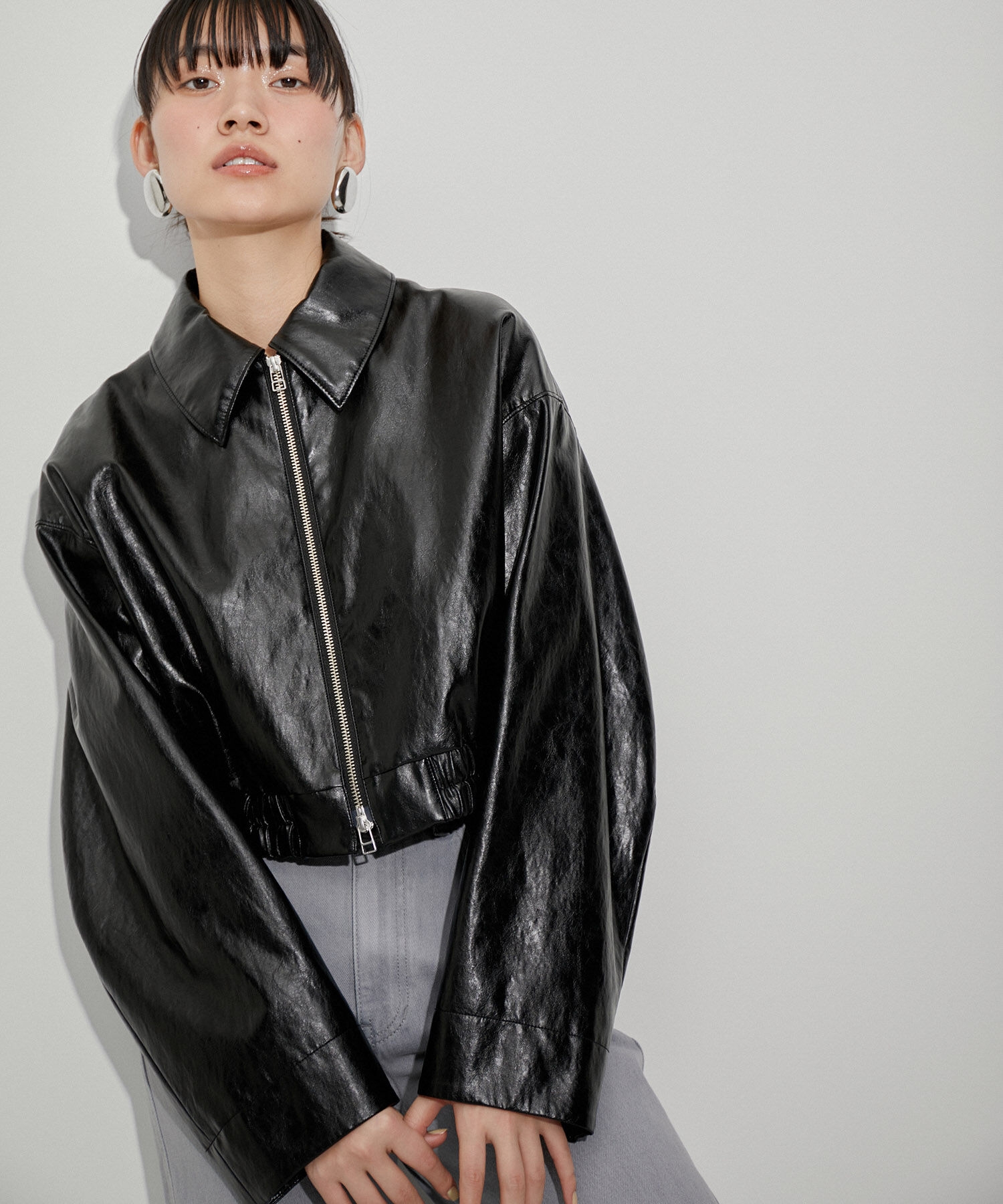 ADAM ET ROPE'「フェイクレザーショートブルゾン」|ブルゾン・スタジャン|ブラック(01)