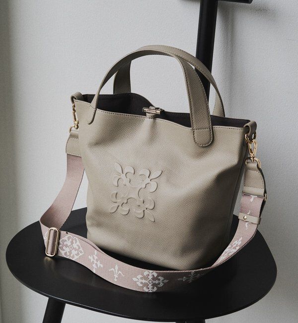  「エンボスモノグラム2WAYタウントートバッグ」|トートバッグ|グレージュ