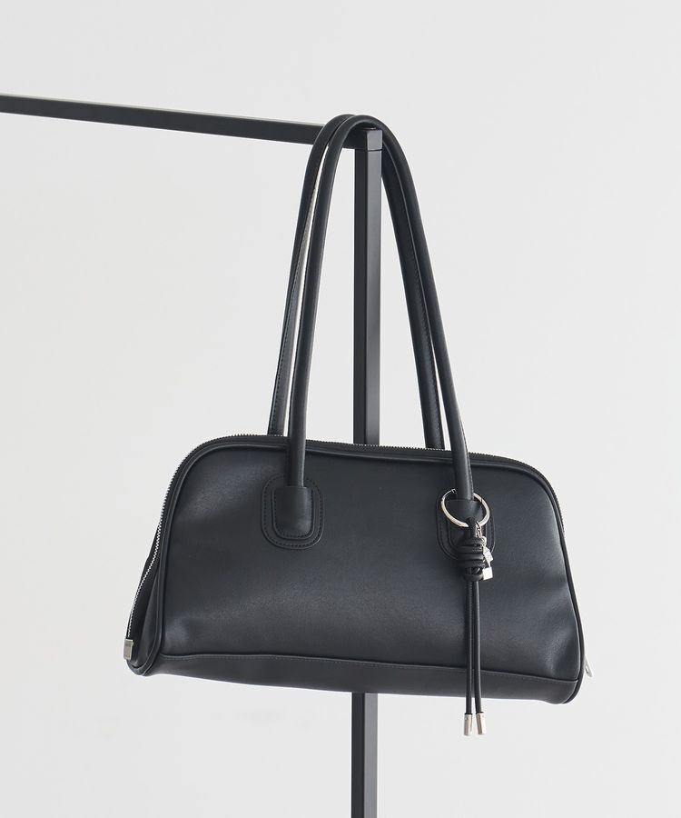 earth music&ecology「チャーム付きオブロングボストン」|ショルダー・メッセンジャー|Black