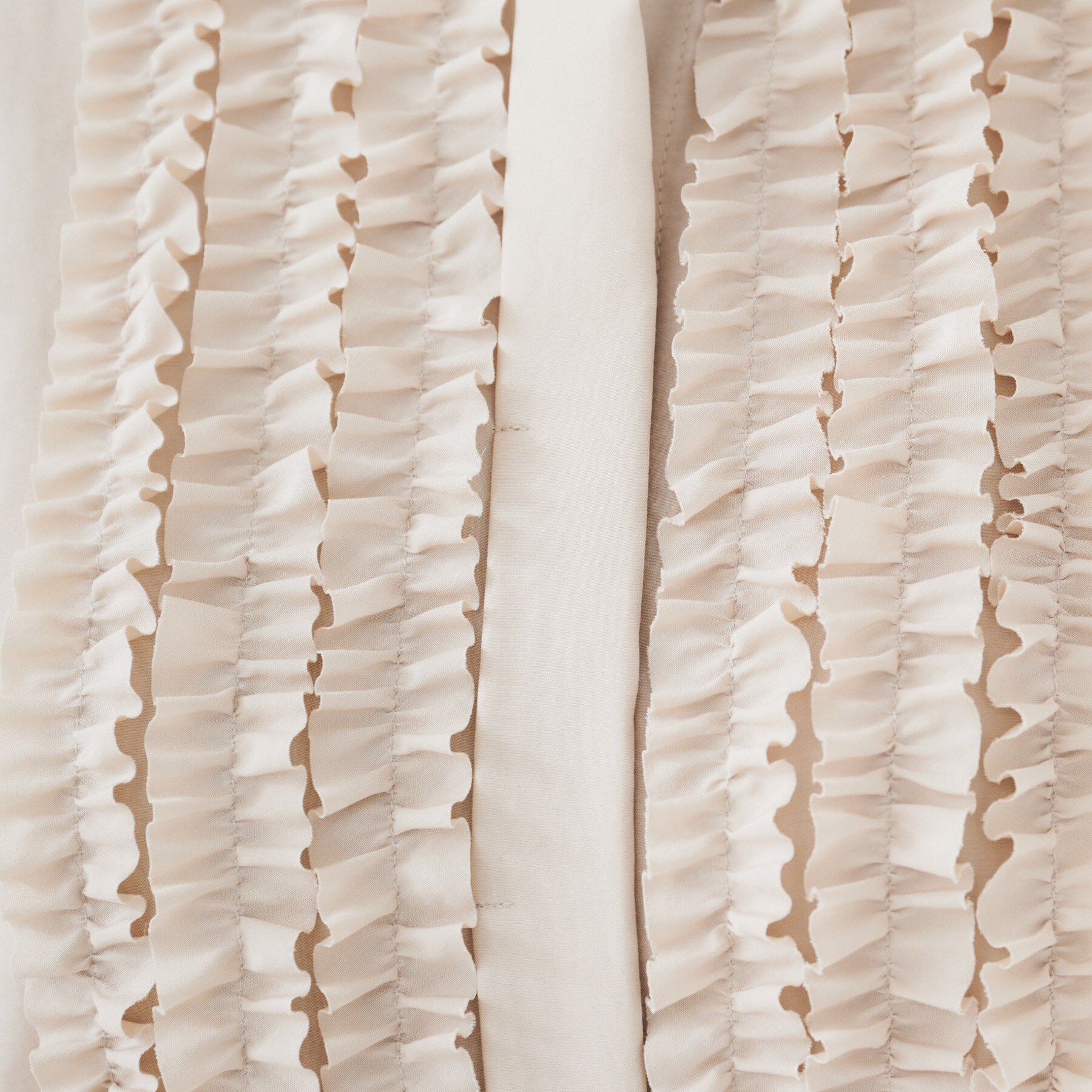 UNTITLED「スタンドネックフリルブラウス【吸水速乾/UVケア】」|シャツ・ブラウス|