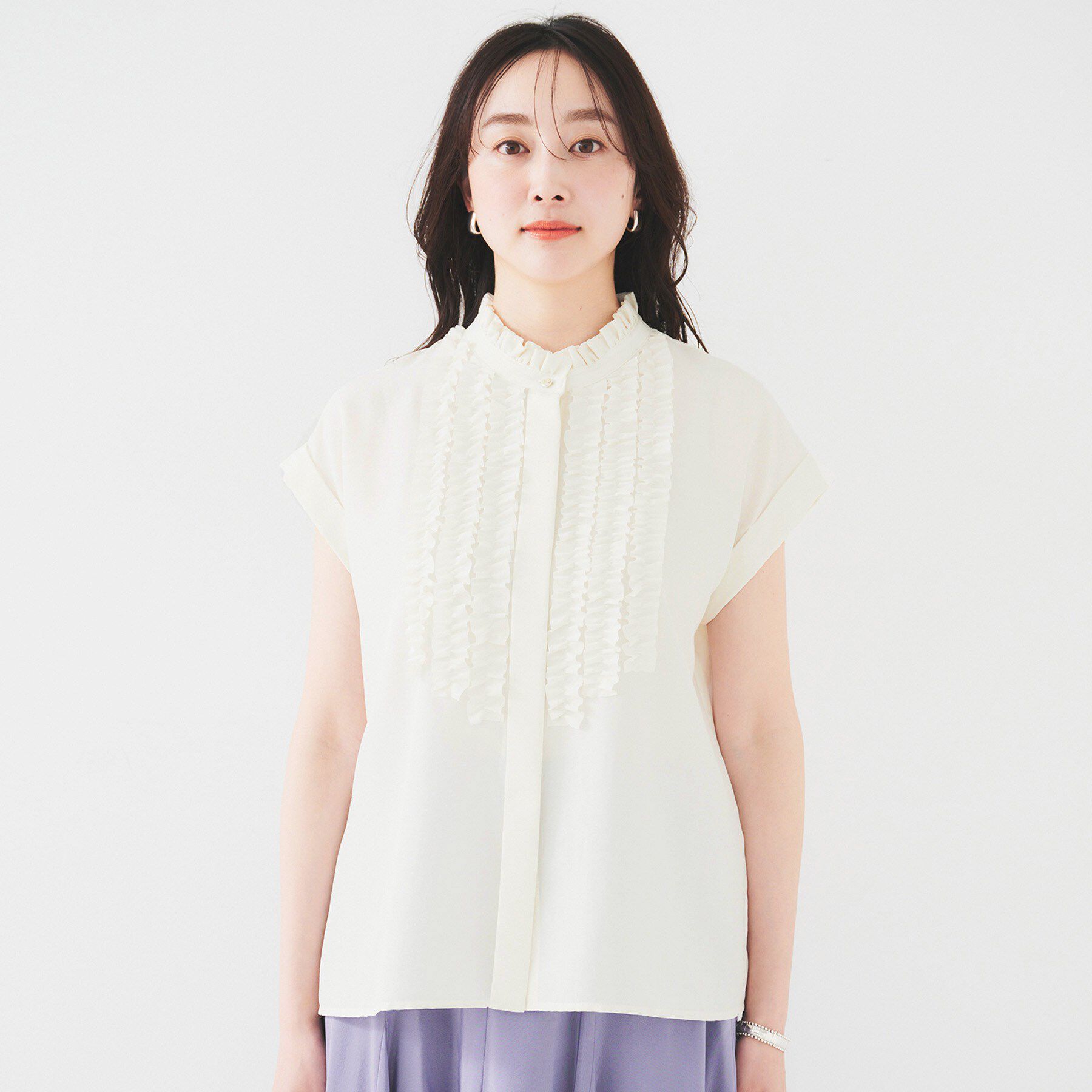 UNTITLED「スタンドネックフリルブラウス【吸水速乾/UVケア】」|シャツ・ブラウス|