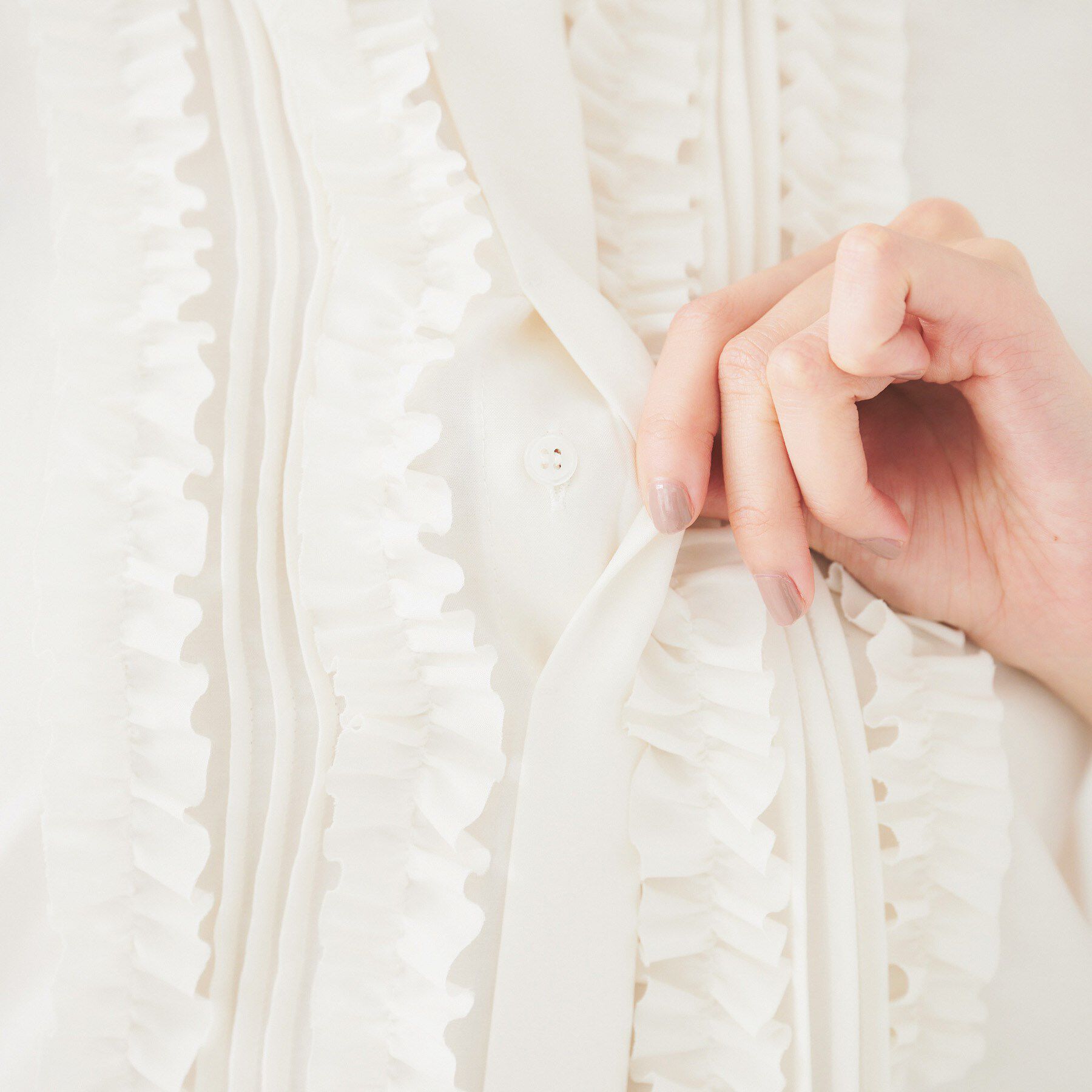 UNTITLED「スタンドネックフリルブラウス【吸水速乾/UVケア】」|シャツ・ブラウス|