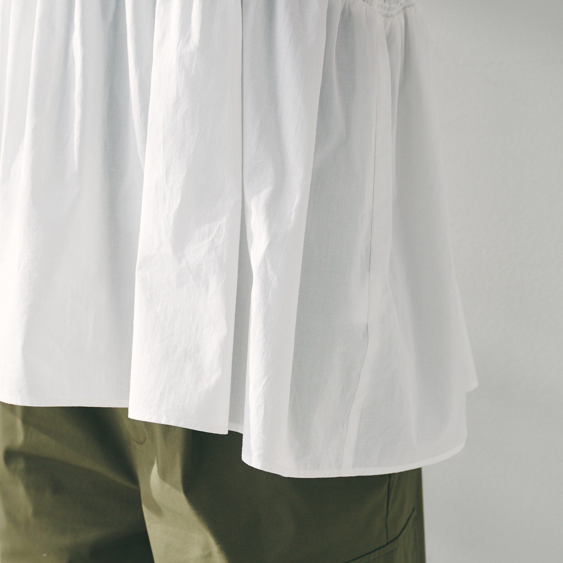 UNTITLED「【コットン100/洗える/トレンド】シャーリングブラウス」|シャツ・ブラウス|