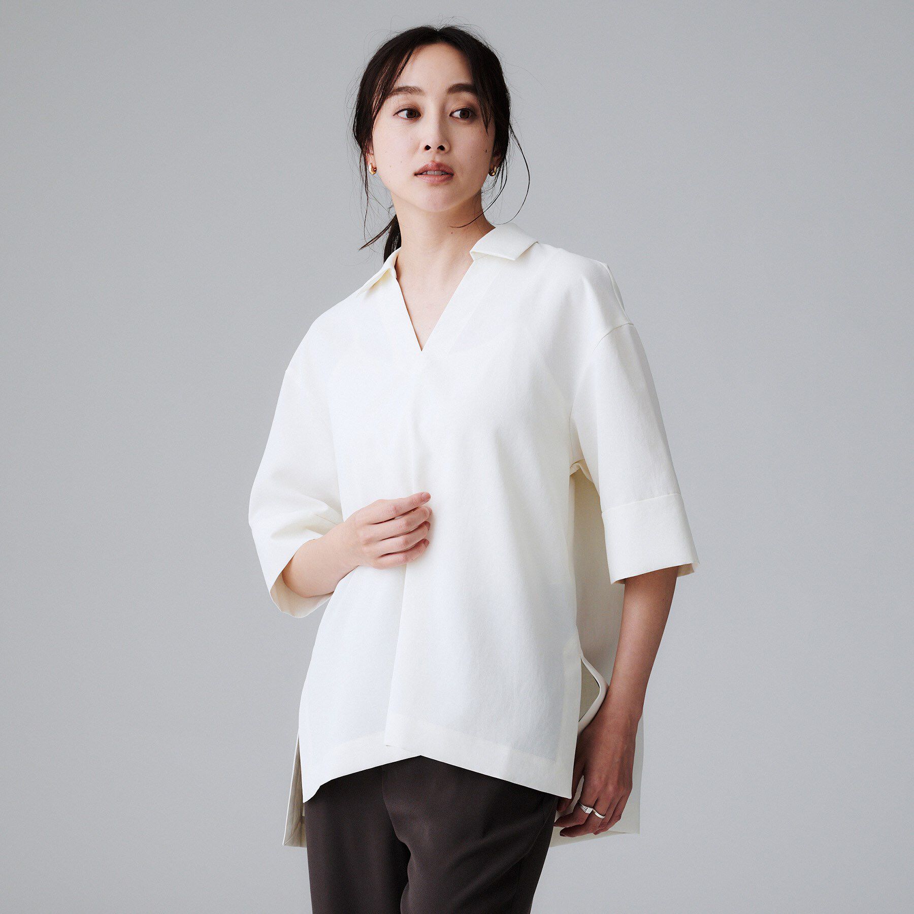 UNTITLED「【UVカット/接触冷感/吸水速乾/ゆったり】V開きネックシャツ」|シャツ・ブラウス|オフホワイト(003