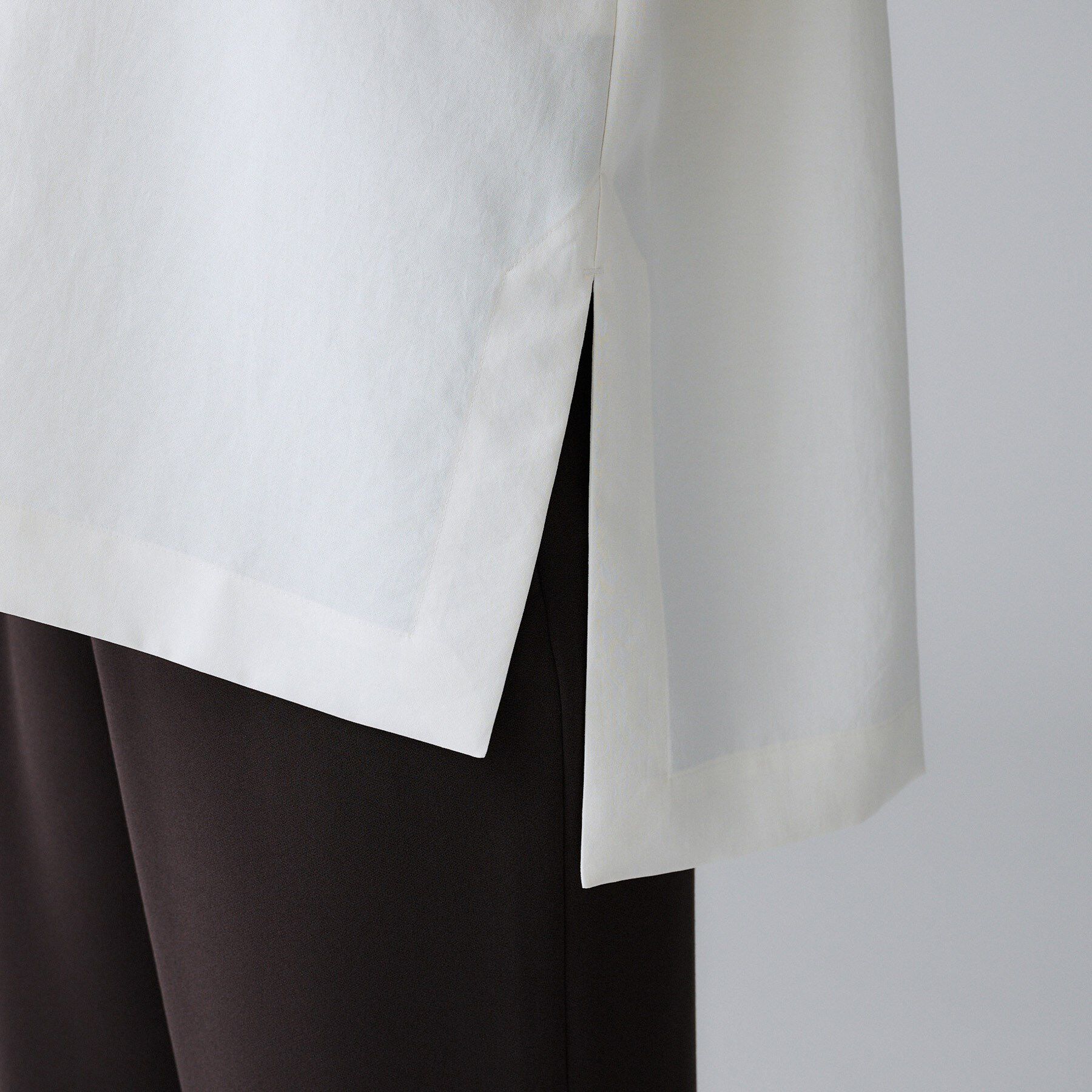 UNTITLED「【UVカット/接触冷感/吸水速乾/ゆったり】V開きネックシャツ」|シャツ・ブラウス|