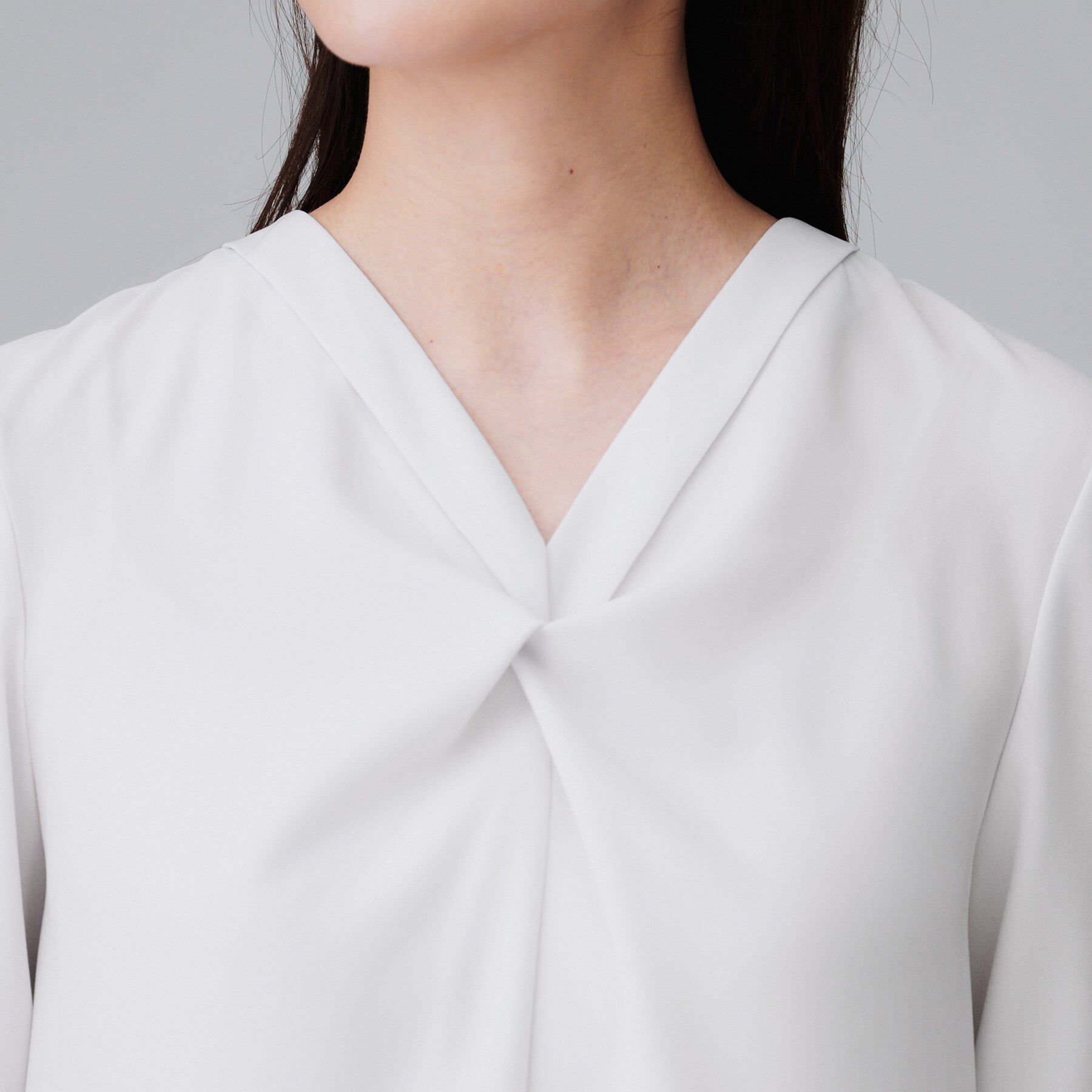 UNTITLED「【洗える/ストレッチ/通勤】Vネックブラウス」|シャツ・ブラウス|
