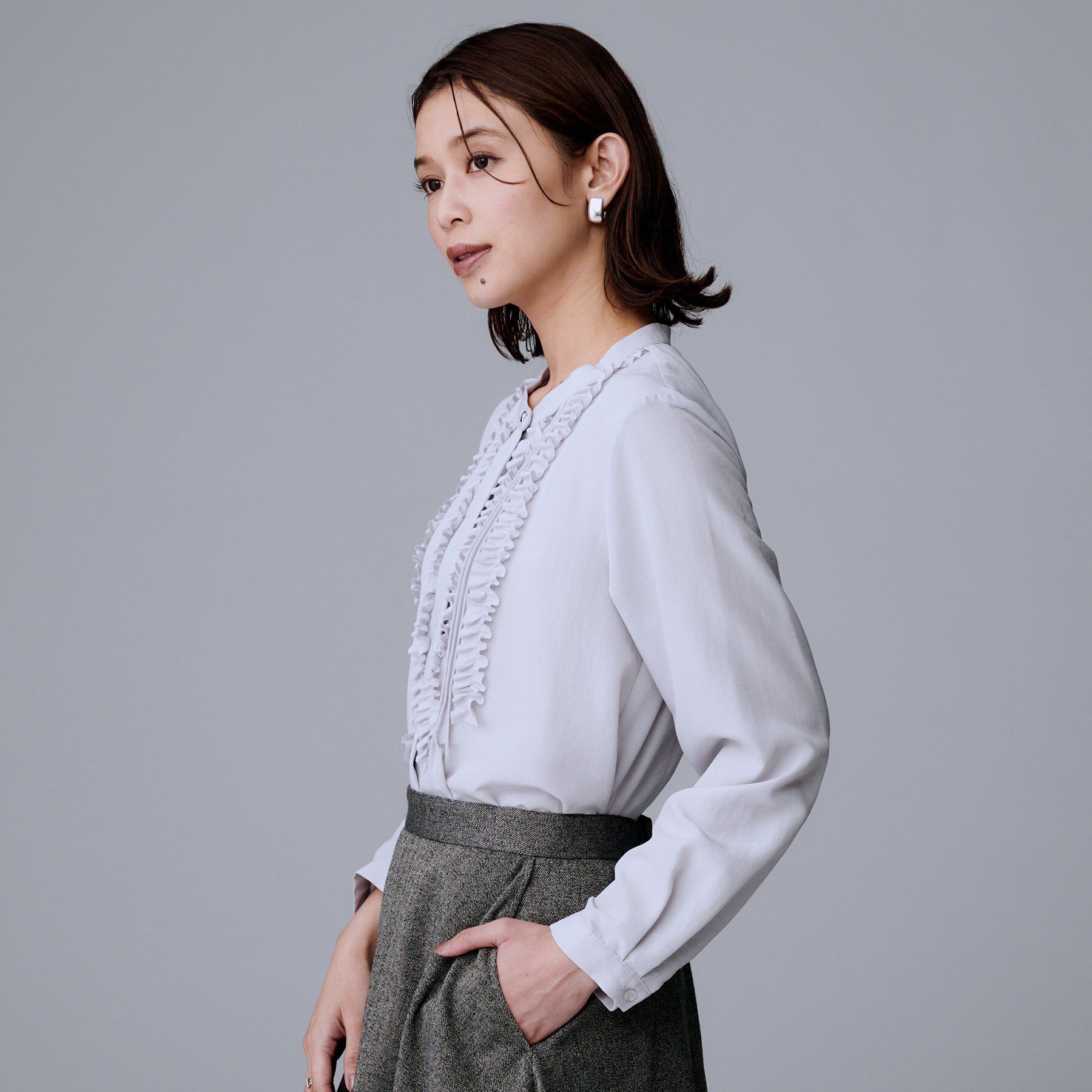 UNTITLED「【1枚で着映え/オンオフ着回し】フリルサテンブラウス」|シャツ・ブラウス|