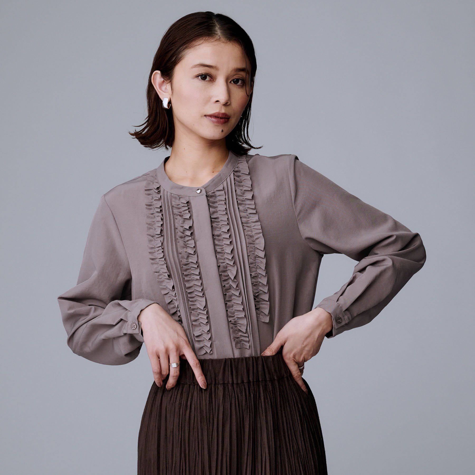 UNTITLED「【1枚で着映え/オンオフ着回し】フリルサテンブラウス」|シャツ・ブラウス|トープ(054)