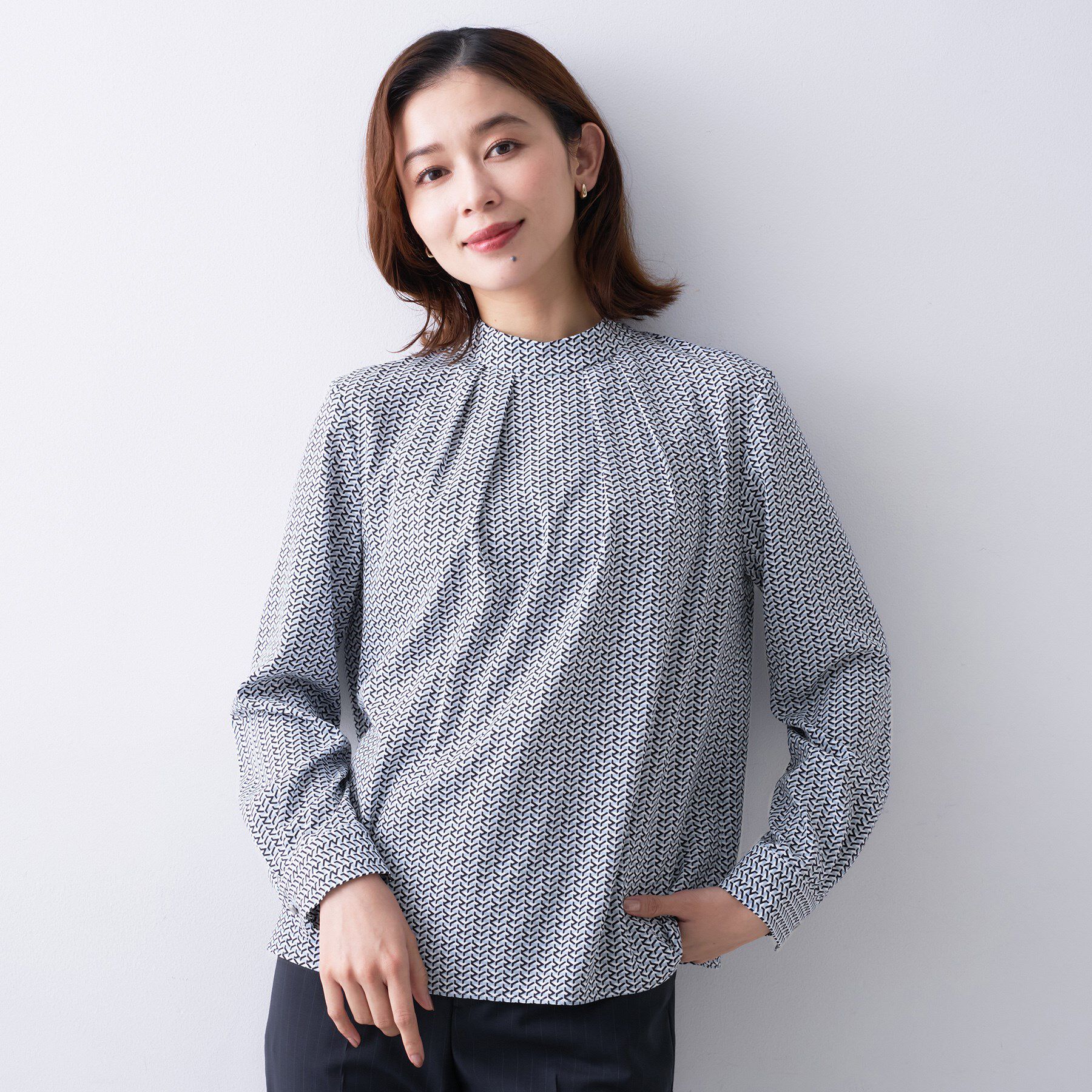 UNTITLED「【洗える/お仕事着】ジオメトリック ハイネックブラウス」|シャツ・ブラウス|サックスブルー(19