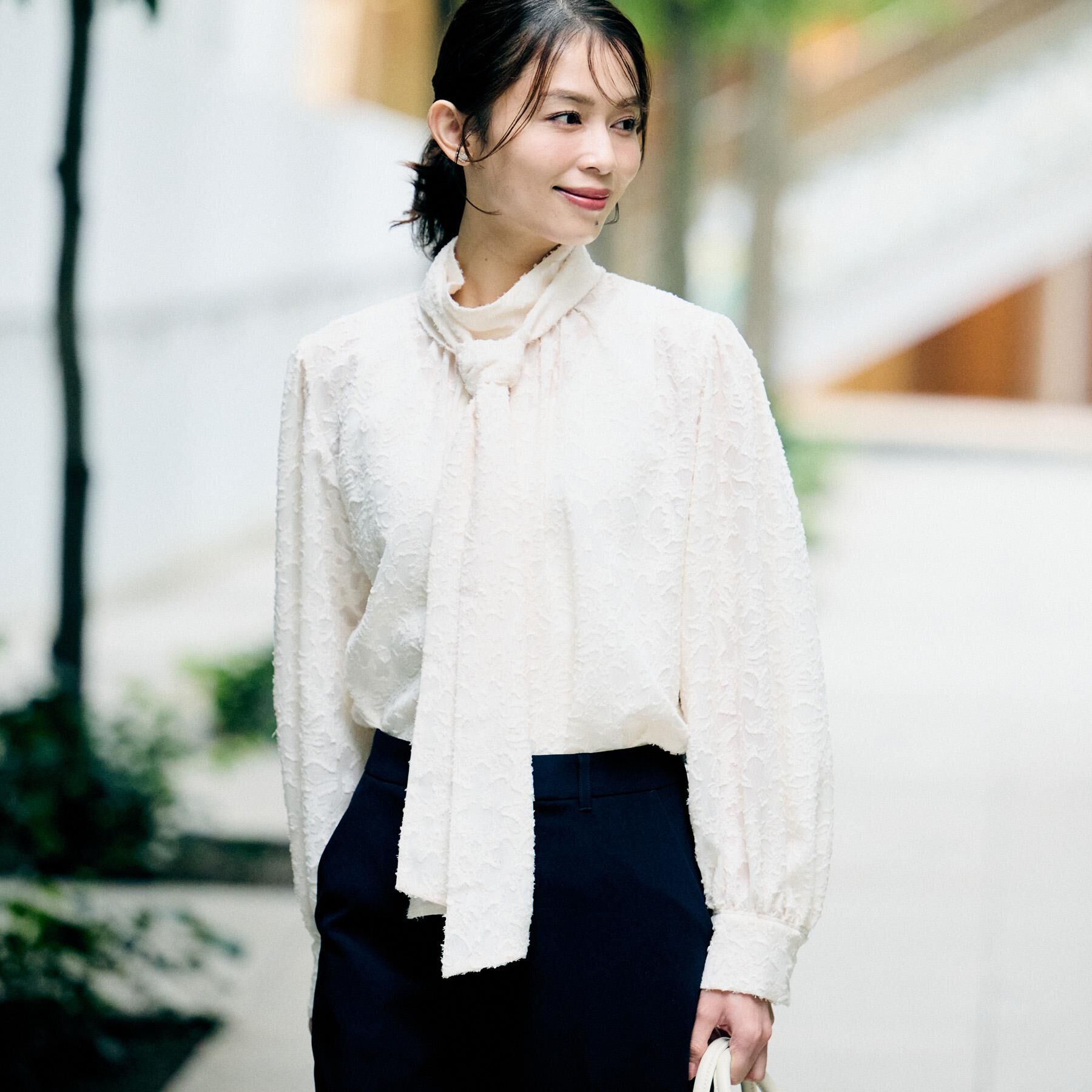 UNTITLED「【セレモニー/洗える/シアー】カットジャカード ボウタイブラウス」|シャツ・ブラウス|オフホワイト(003