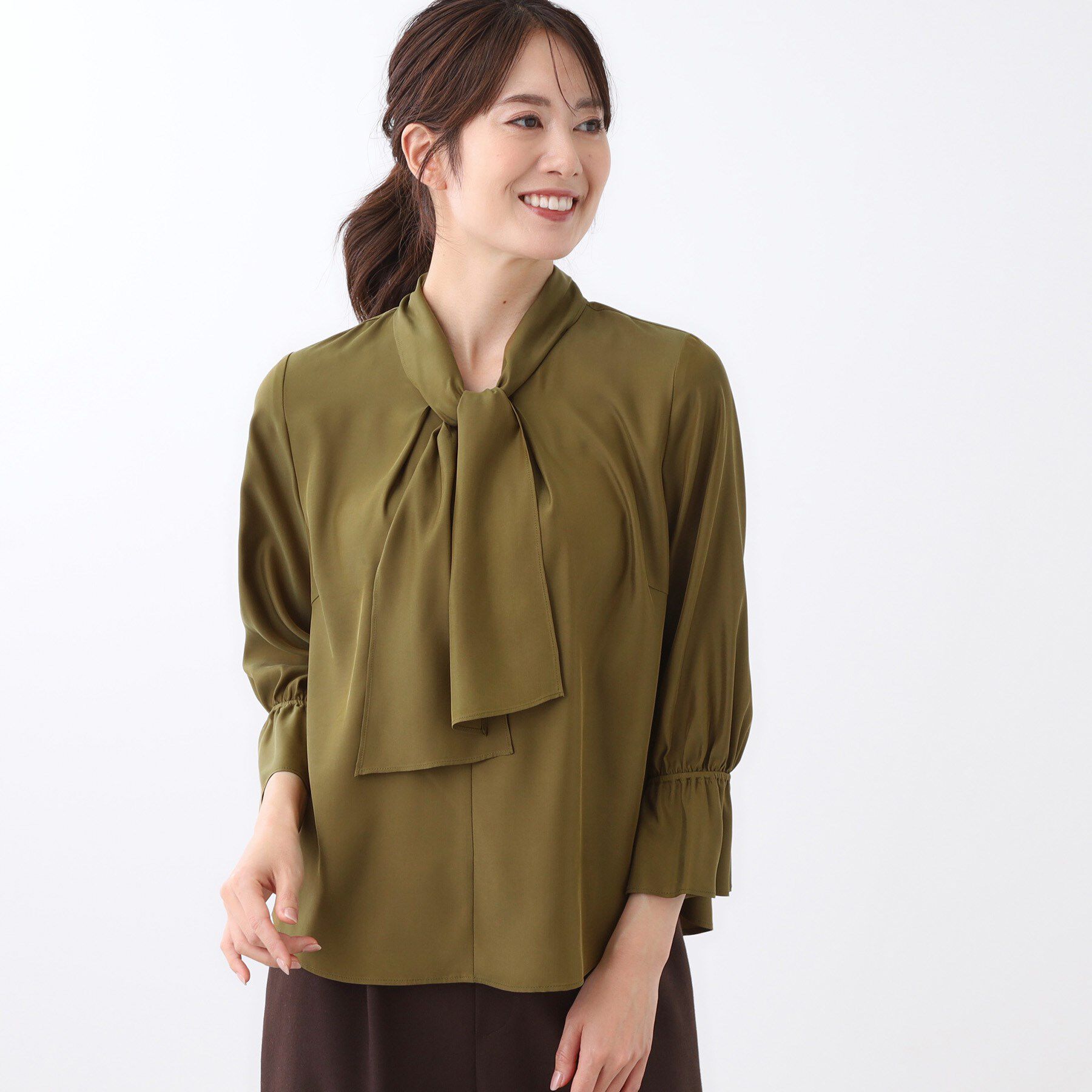 Reflect「【キレイめスタイル／通勤におすすめ◎】ボウタイシャンブレーカラーブラウス」|シャツ・ブラウス|カーキ(027)