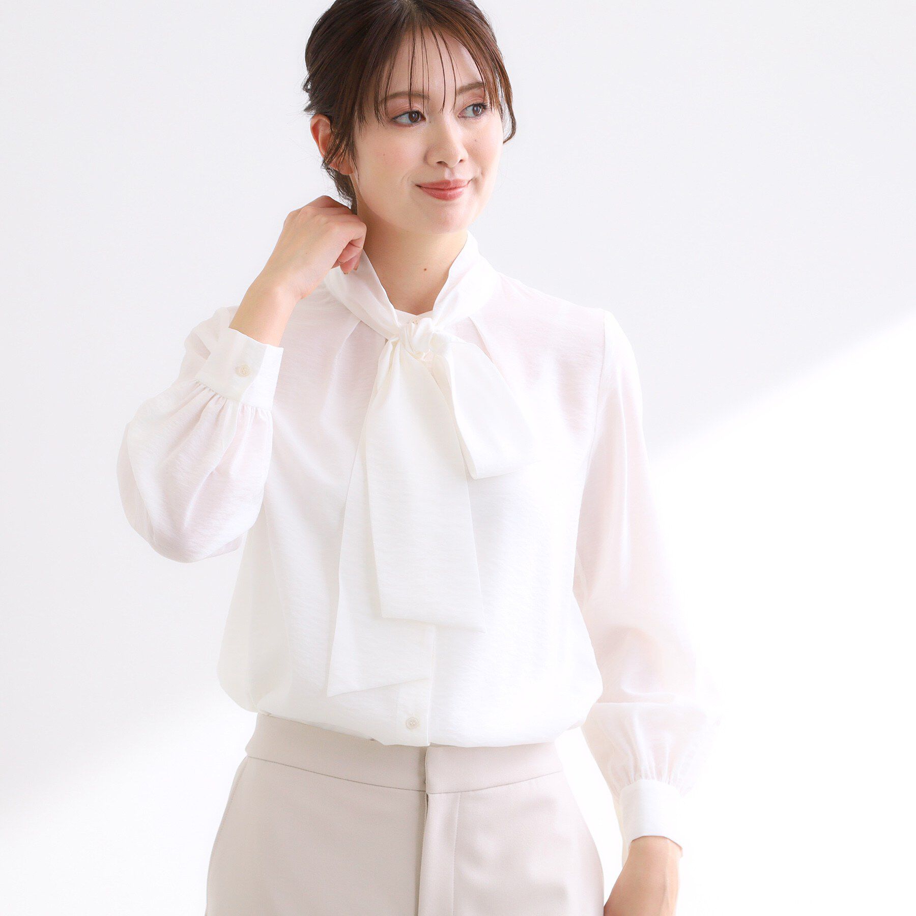 Reflect「【通勤／ボウタイ取り外し可】ボウタイ付きバンドカラーブラウス」|シャツ・ブラウス|オフホワイト(003
