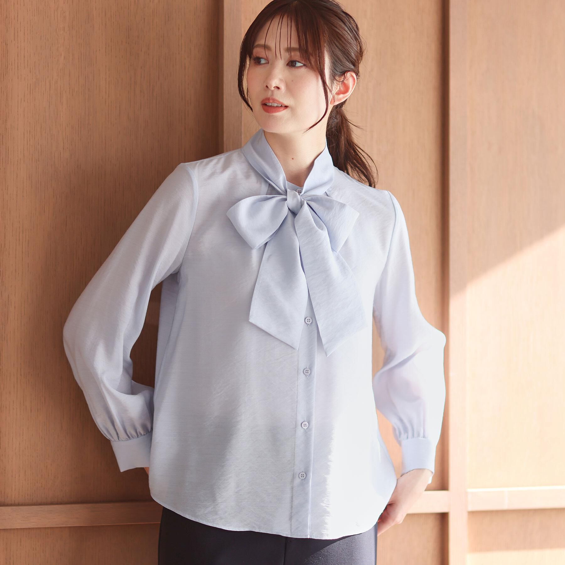 Reflect「【通勤／ボウタイ取り外し可】ボウタイ付きバンドカラーブラウス」|シャツ・ブラウス|サックスブルー(09