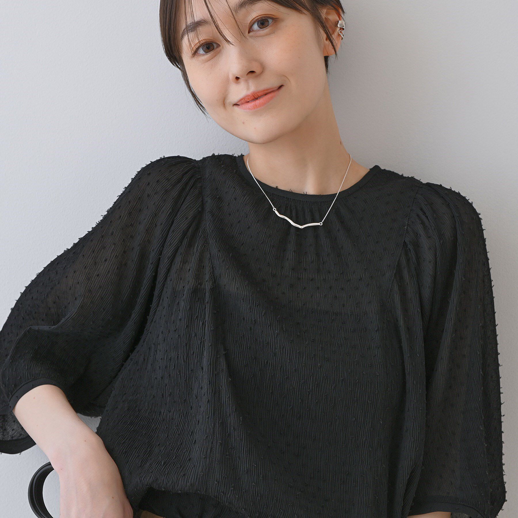 INDIVI「【洗える／ドット柄／凹凸素材】袖コンシャスドルマンブラウス」|シャツ・ブラウス|