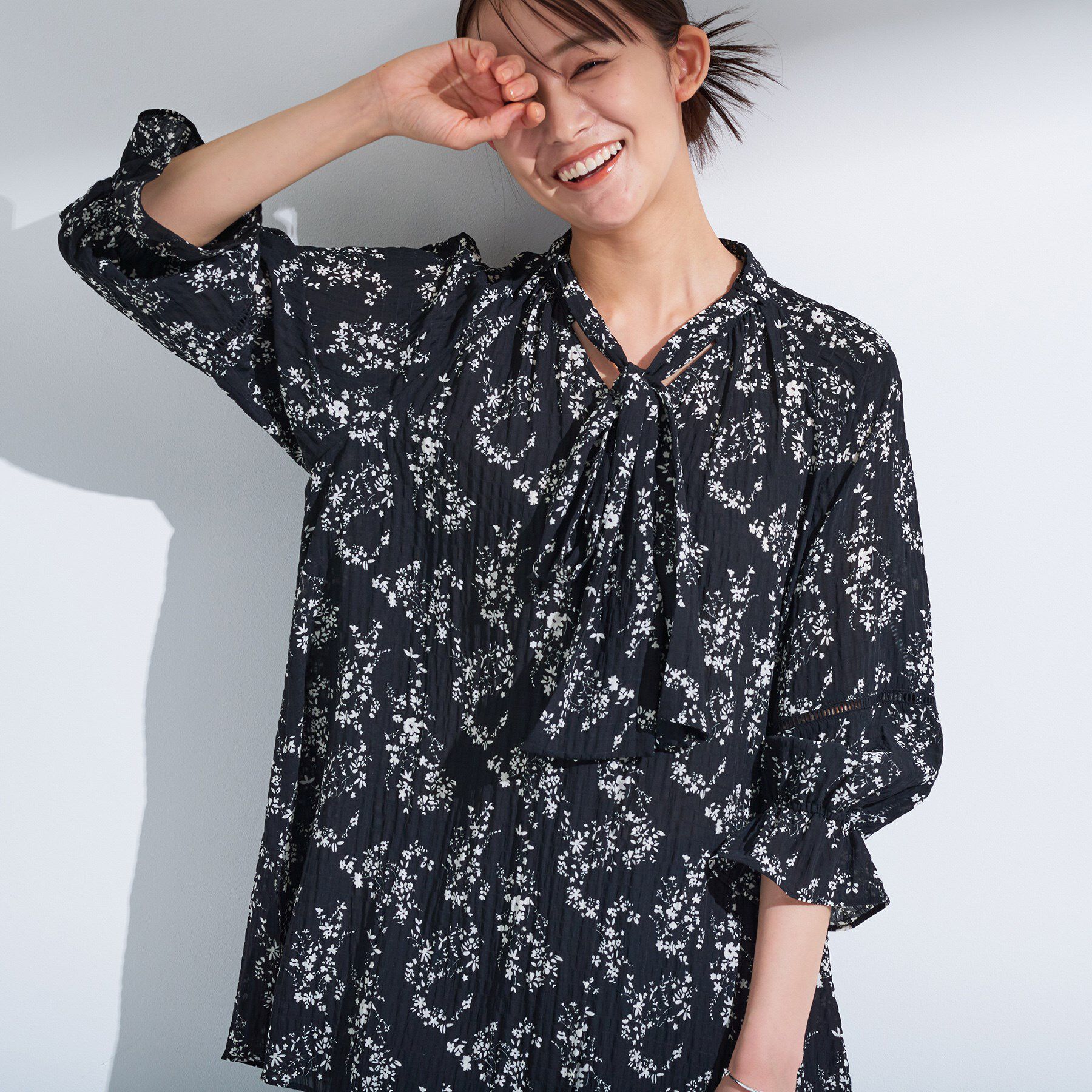 INDIVI「【モノトーン小花柄／シャーリング素材】ボリューム袖エアリーブラウス」|シャツ・ブラウス|