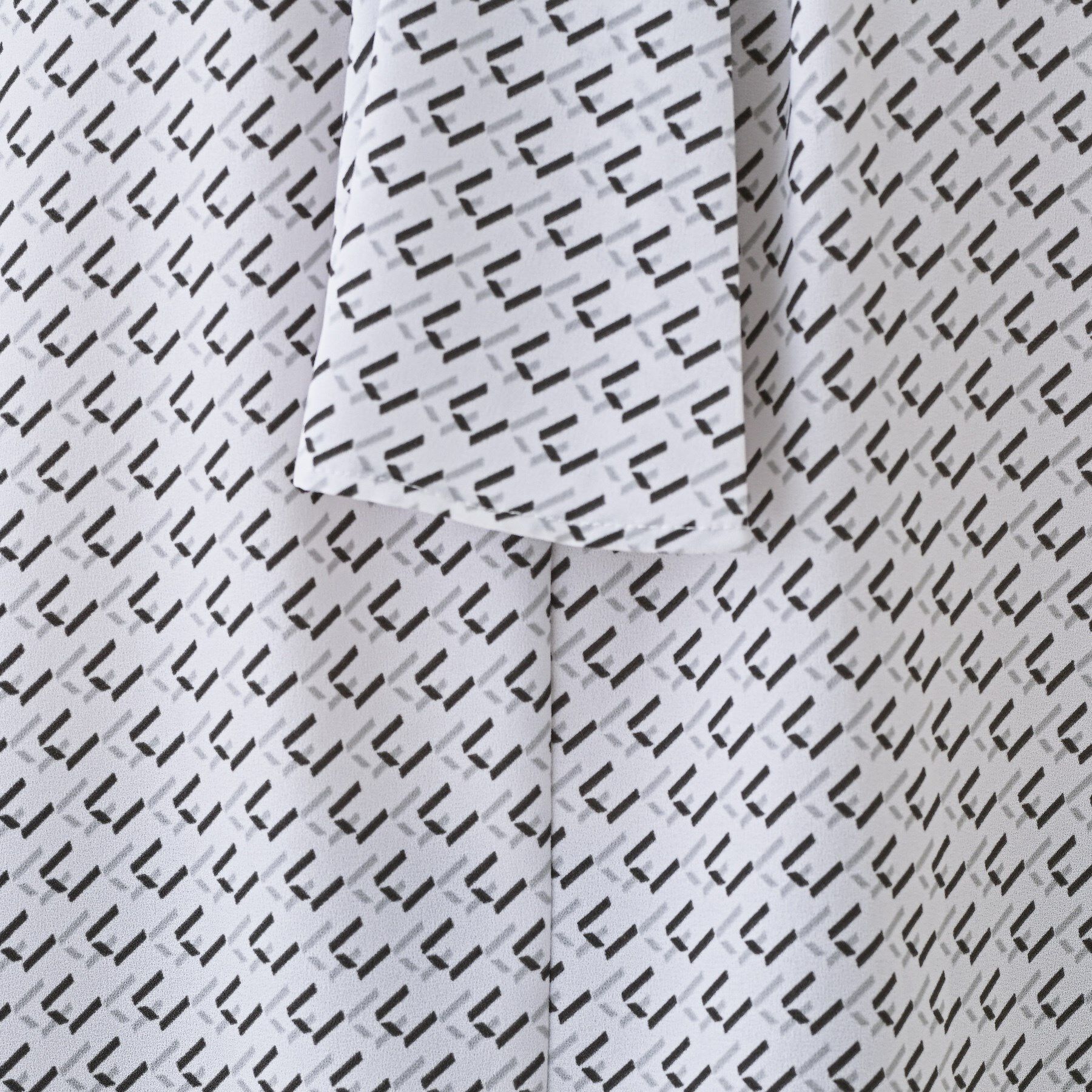 INDIVI「【洗える／UVケア】幾何学柄＆無地ボウタイブラウス」|シャツ・ブラウス|