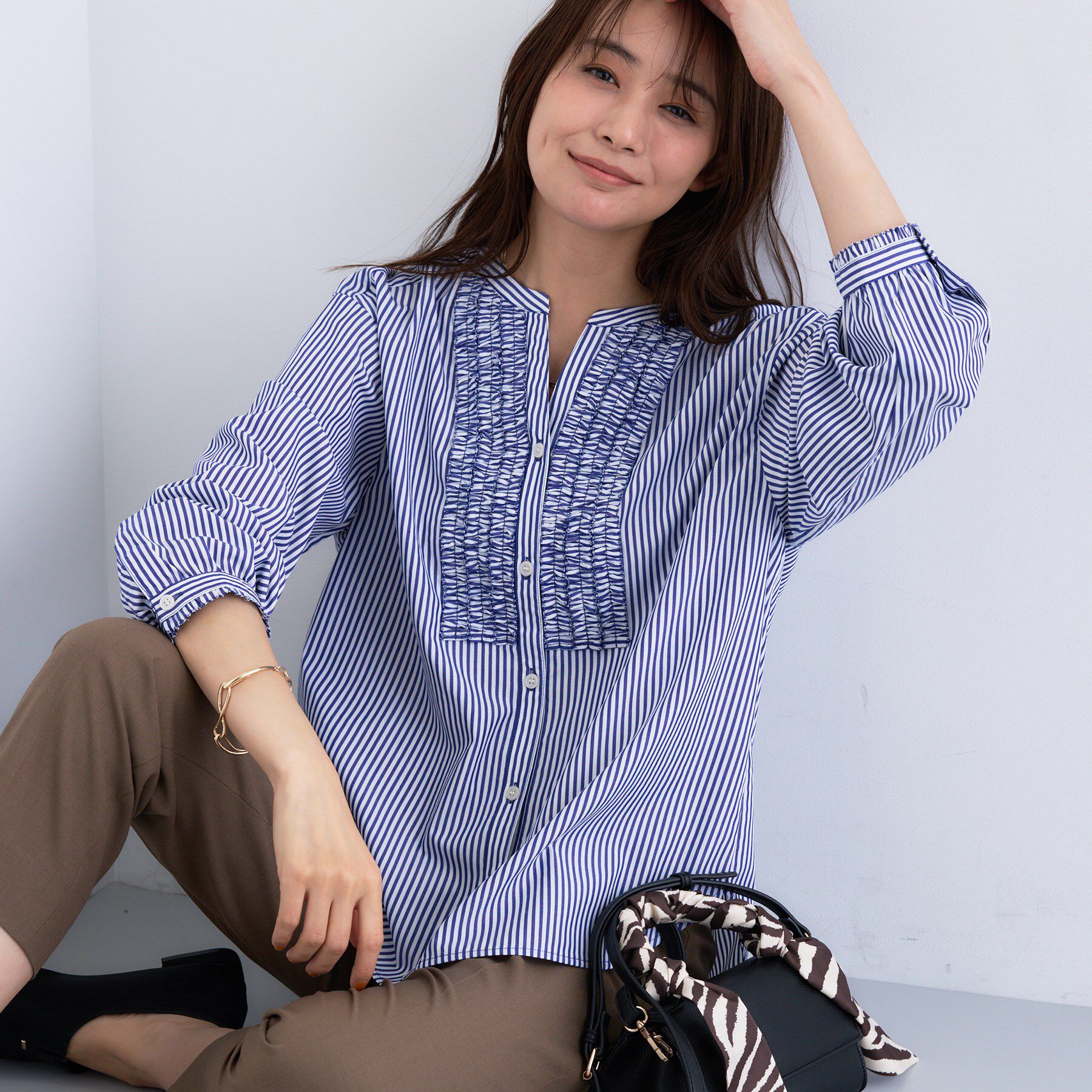 INDIVI「【洗える】胸元タックフリル長袖ブラウス」|シャツ・ブラウス|ブルー(393)