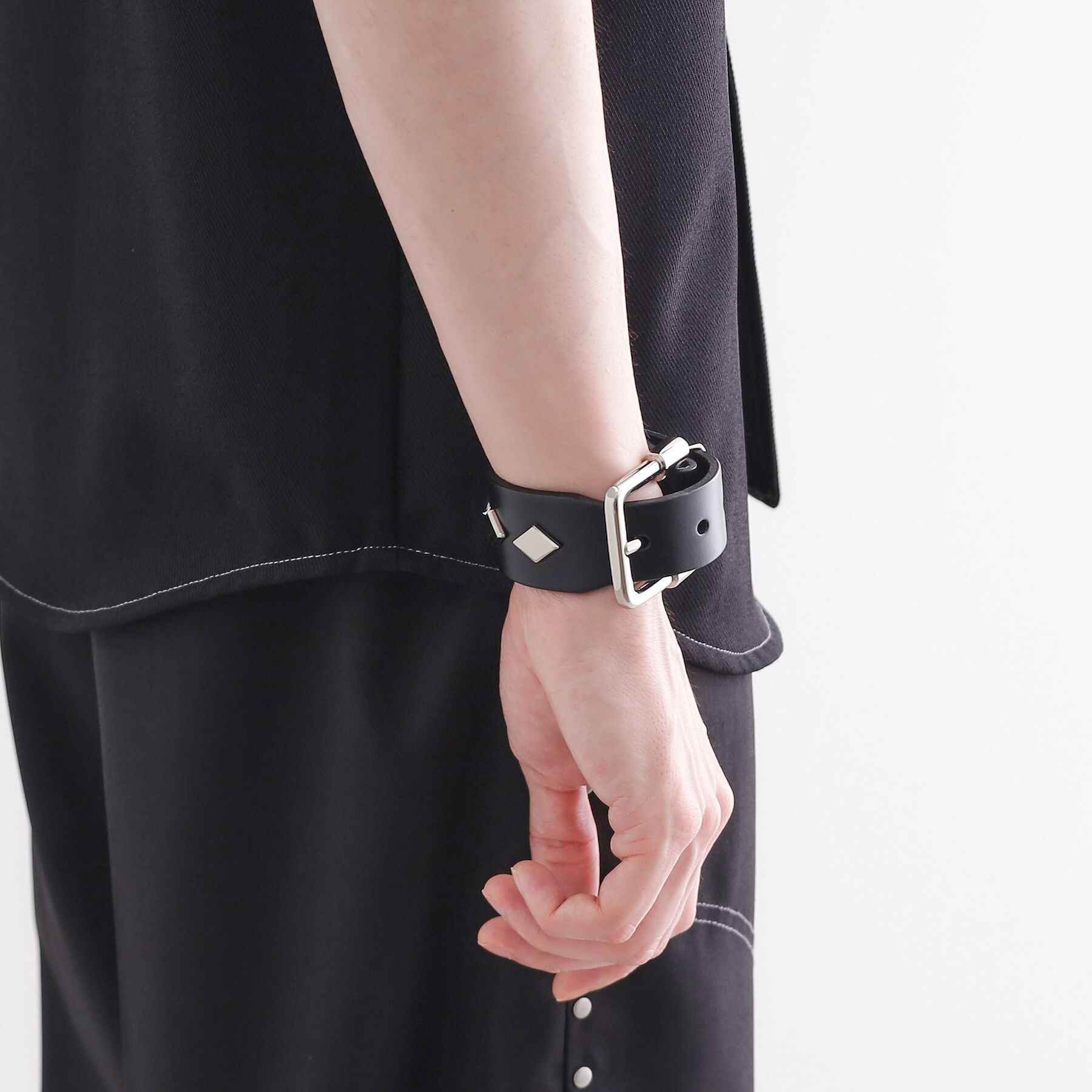 tk.TAKEO KIKUCHI「スタッズベルトバングル」|ブレスレット・バングル|