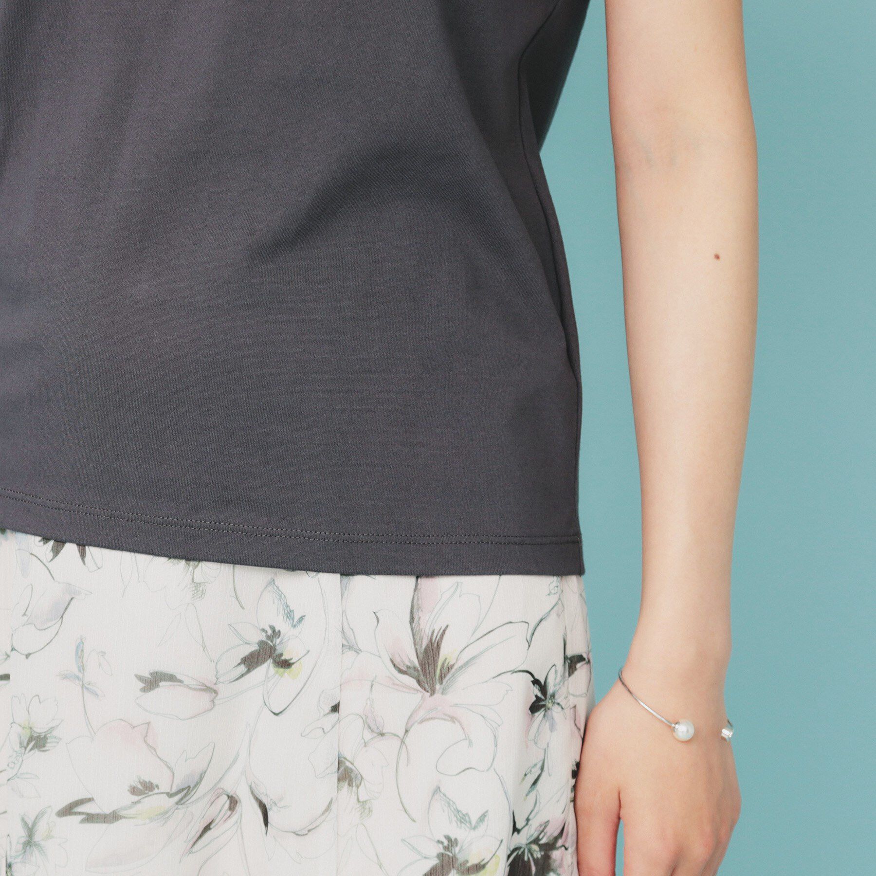 index「《美人百花掲載》ビジュー付きロゴTシャツ【接触冷感/UVケア/吸水速乾/汗ジミ防止/洗濯機洗い可】」|Tシャツ・カットソー|