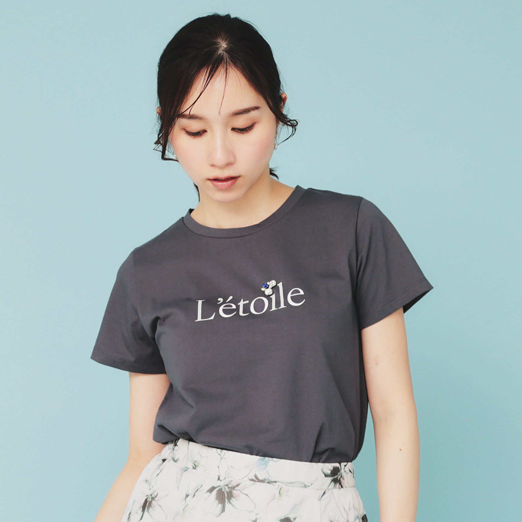 index「《美人百花掲載》ビジュー付きロゴTシャツ【接触冷感/UVケア/吸水速乾/汗ジミ防止/洗濯機洗い可】」|Tシャツ・カットソー|チャコールグレー(0