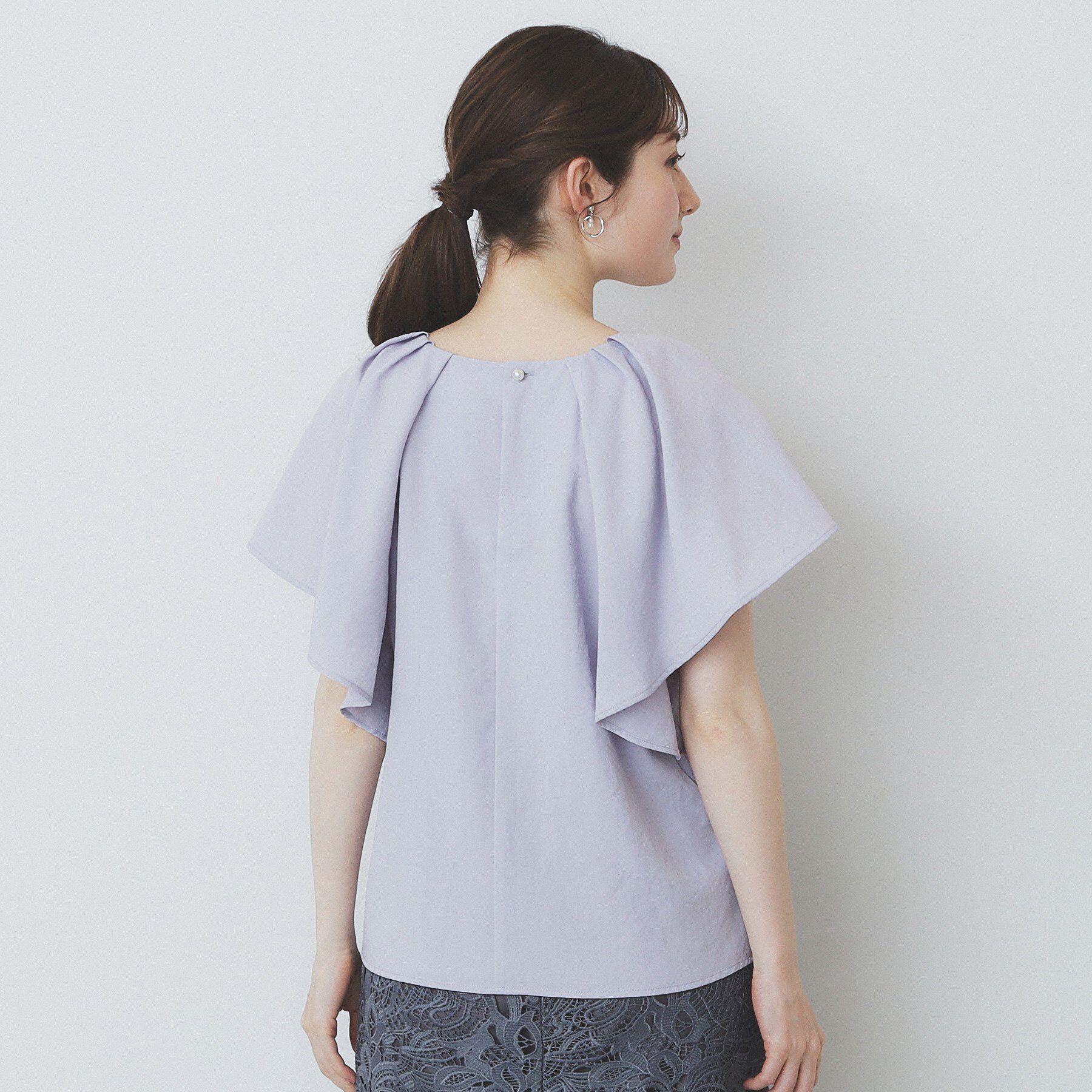 index「《7色展開/S-LLサイズ》フリルタックスリーブキーネックブラウス【吸水速乾/洗濯機可/イージーアイ」|シャツ・ブラウス|