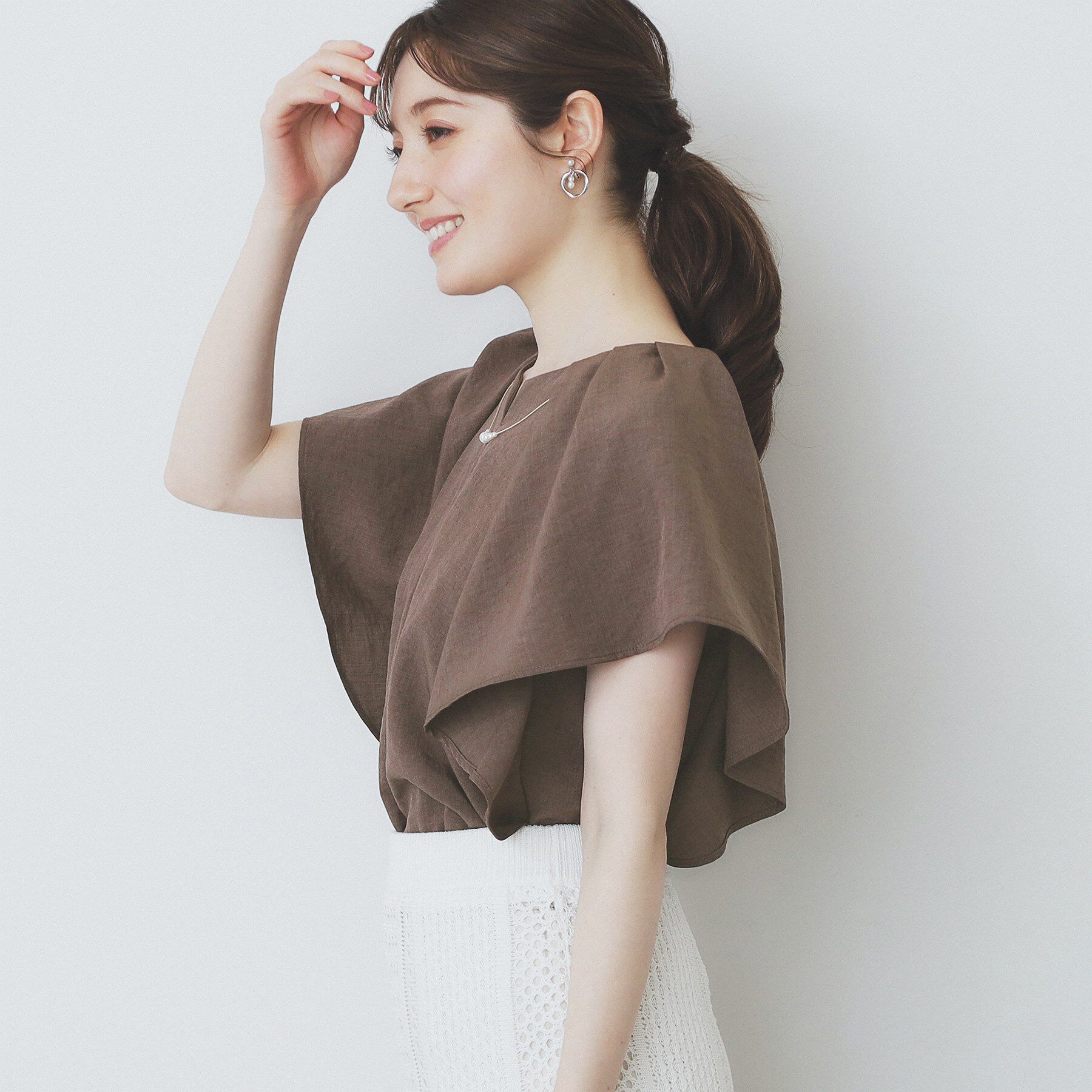 index「《7色展開/S-LLサイズ》フリルタックスリーブキーネックブラウス【吸水速乾/洗濯機可/イージーアイ」|シャツ・ブラウス|