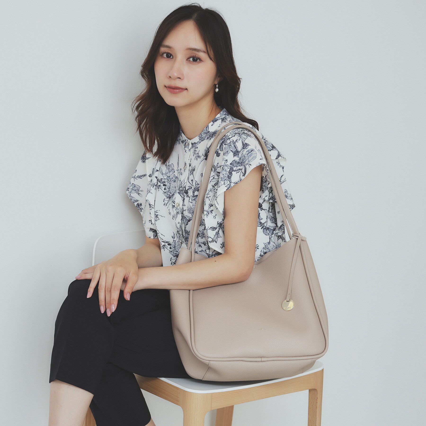 index「【A4サイズ収納可能】コインチャーム付きトートバッグ」|トートバッグ|ベージュ(052)