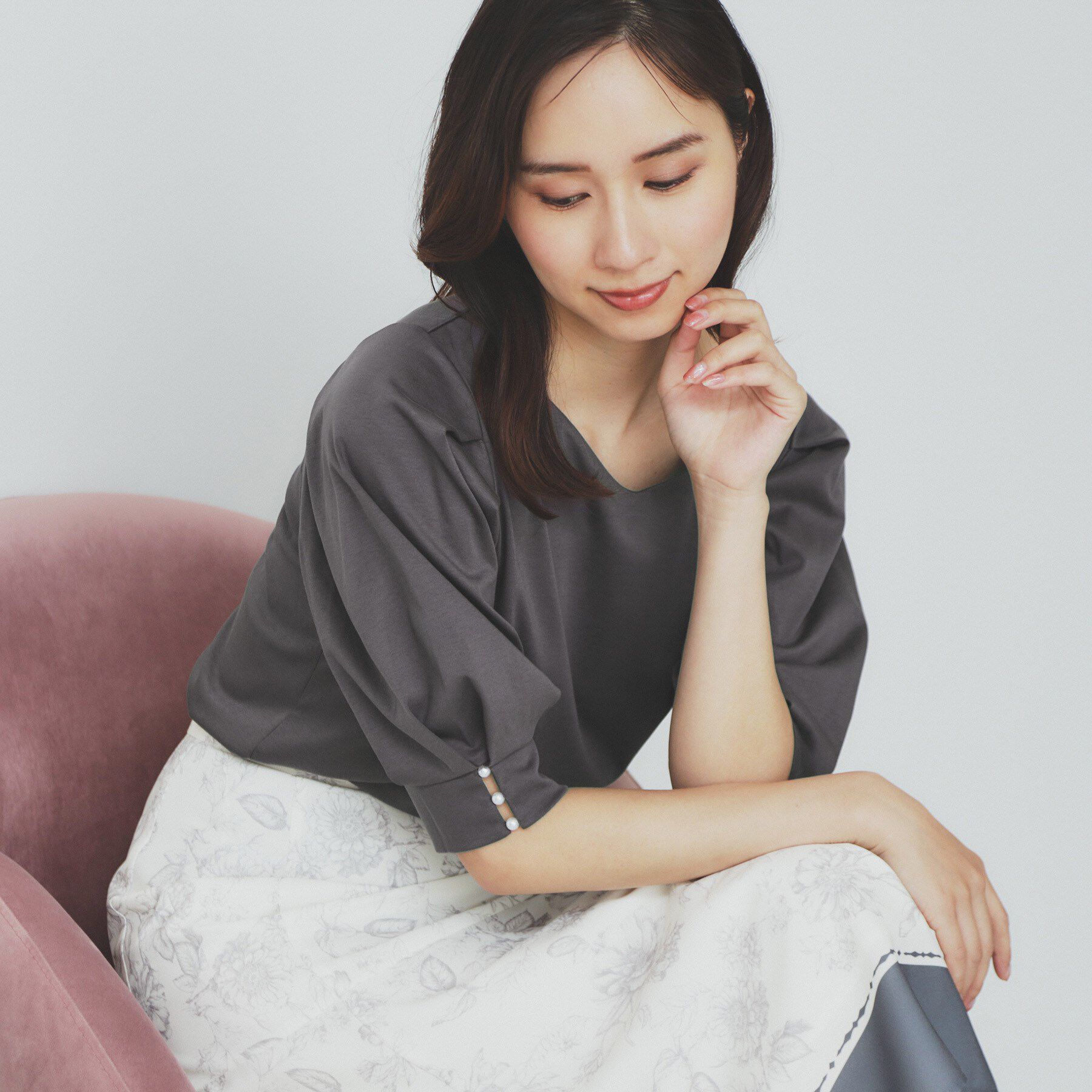 index「《5色展開》Vネックタックパフスリーブトップス【洗濯機洗い可/UVケア/接触冷感】」|Tシャツ・カットソー|チャコールグレー(0