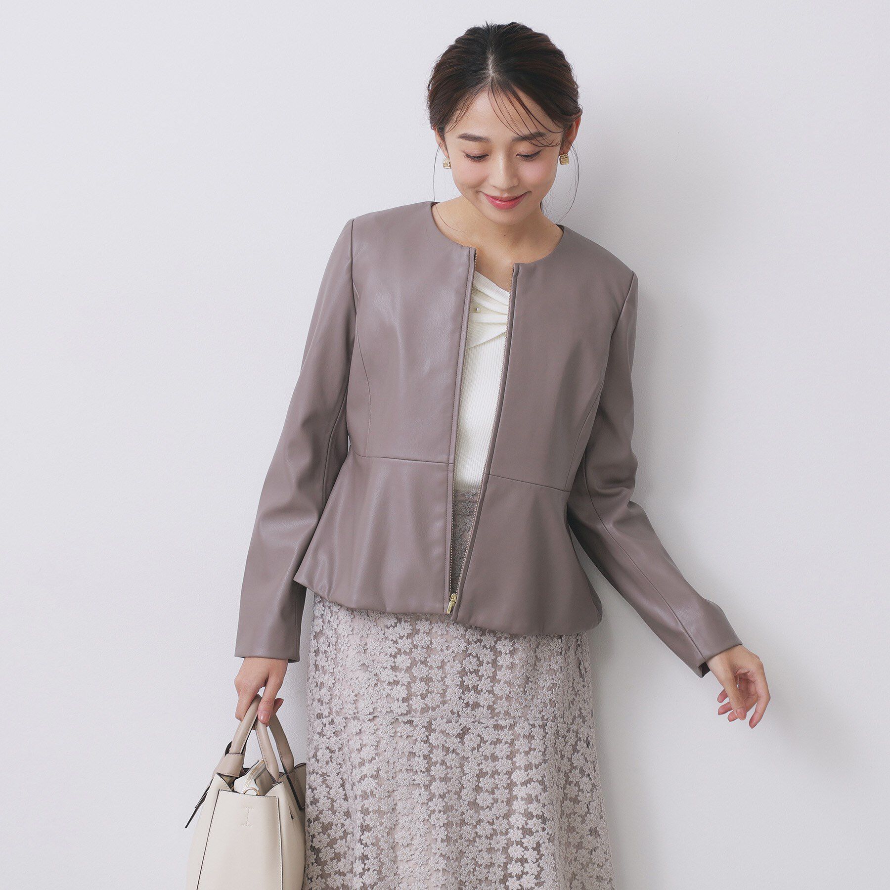 index「レザー調ストレッチペプラムジャケット【洗える】」|ノーカラージャケット|