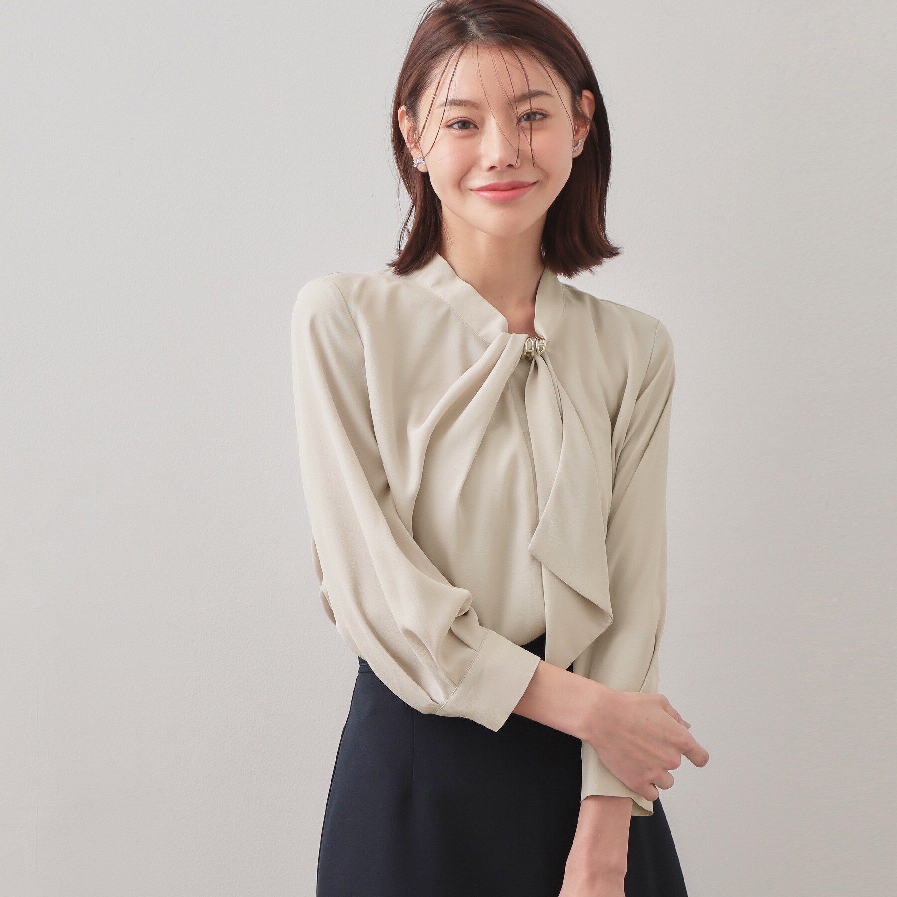 index「アシメドレープボウタイブラウス【洗濯機OK/イージーアイロン】」|シャツ・ブラウス|グレージュ(050)
