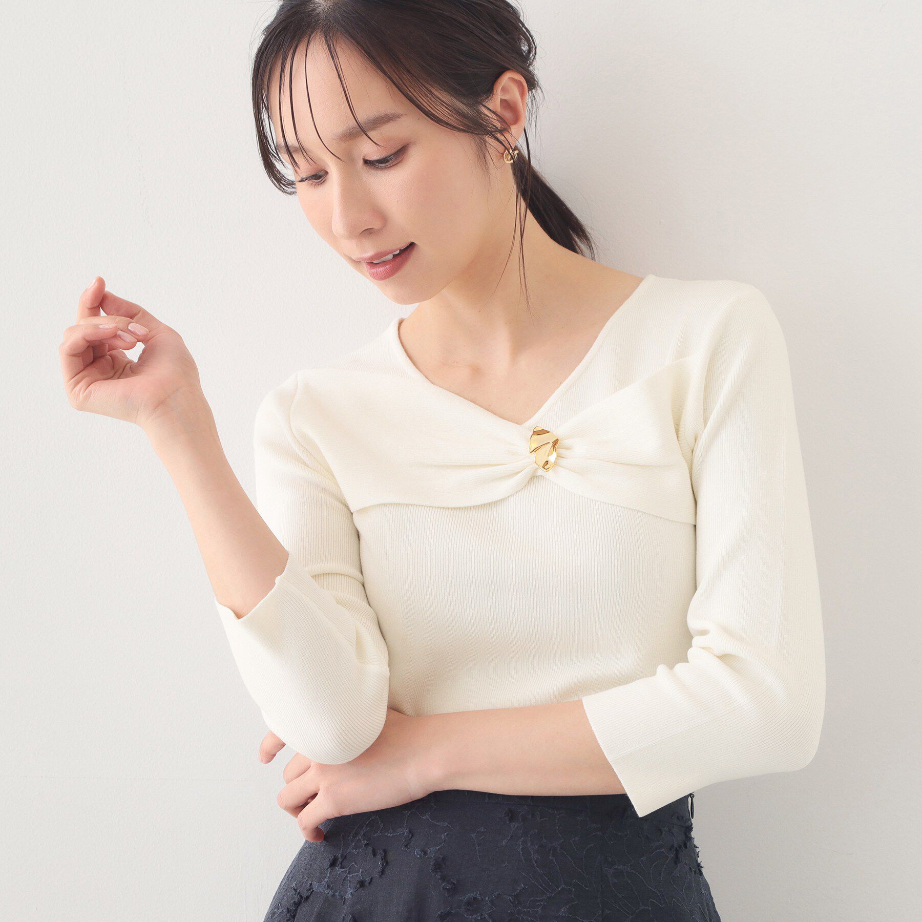 index「ブローチ風ゴールドパーツ付きアシメニット【洗濯機OK/抗ピル】」|ニット・セーター|オフホワイト(003