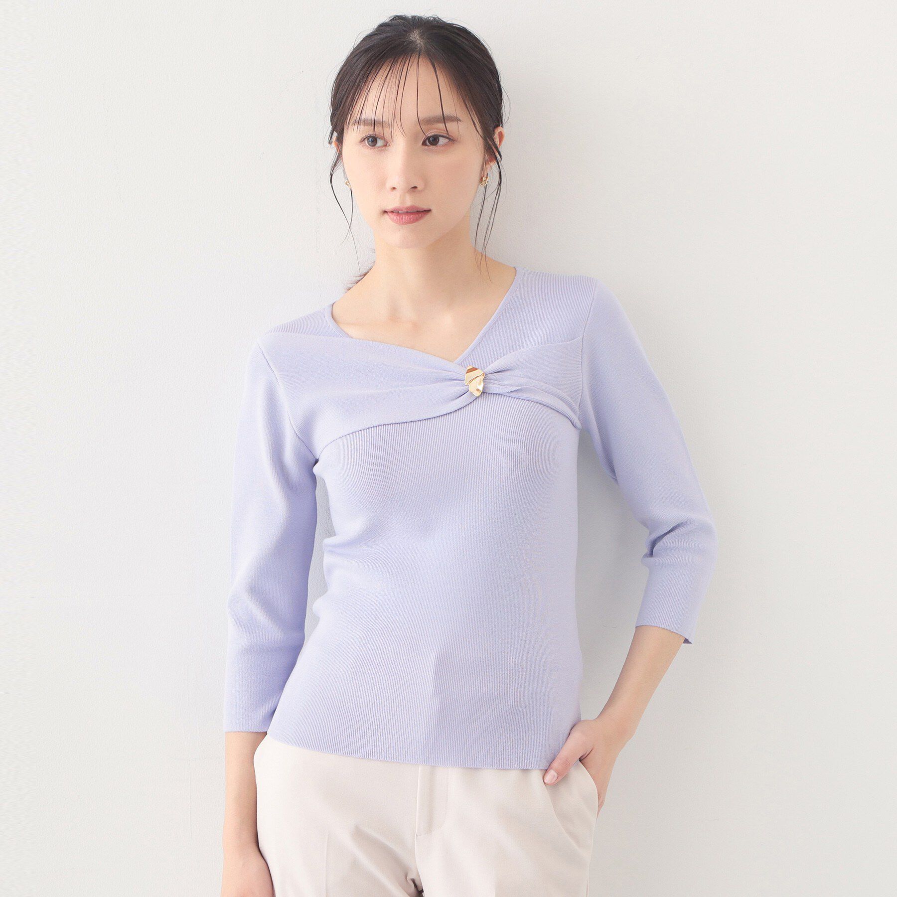 index「ブローチ風ゴールドパーツ付きアシメニット【洗濯機OK/抗ピル】」|ニット・セーター|