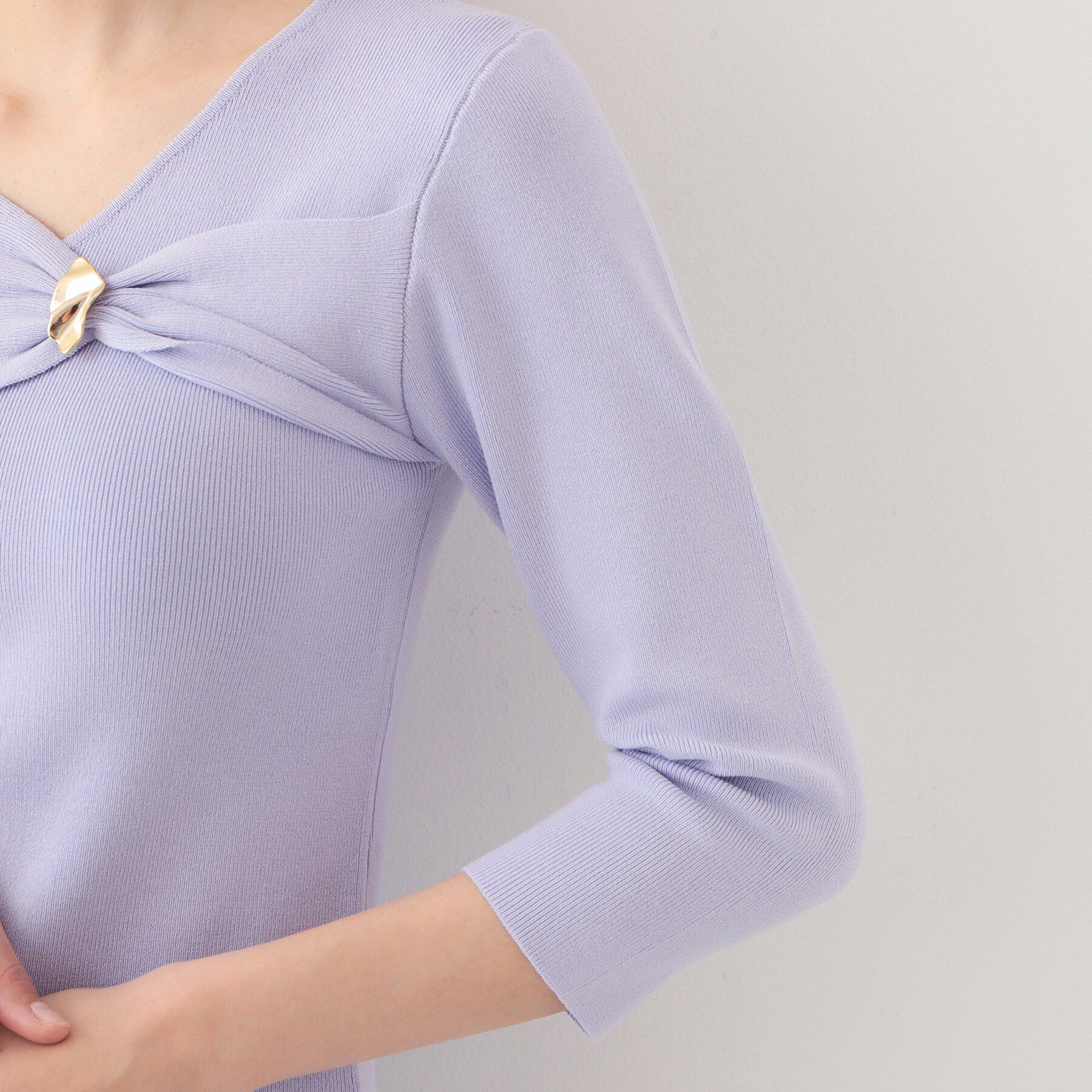 index「ブローチ風ゴールドパーツ付きアシメニット【洗濯機OK/抗ピル】」|ニット・セーター|