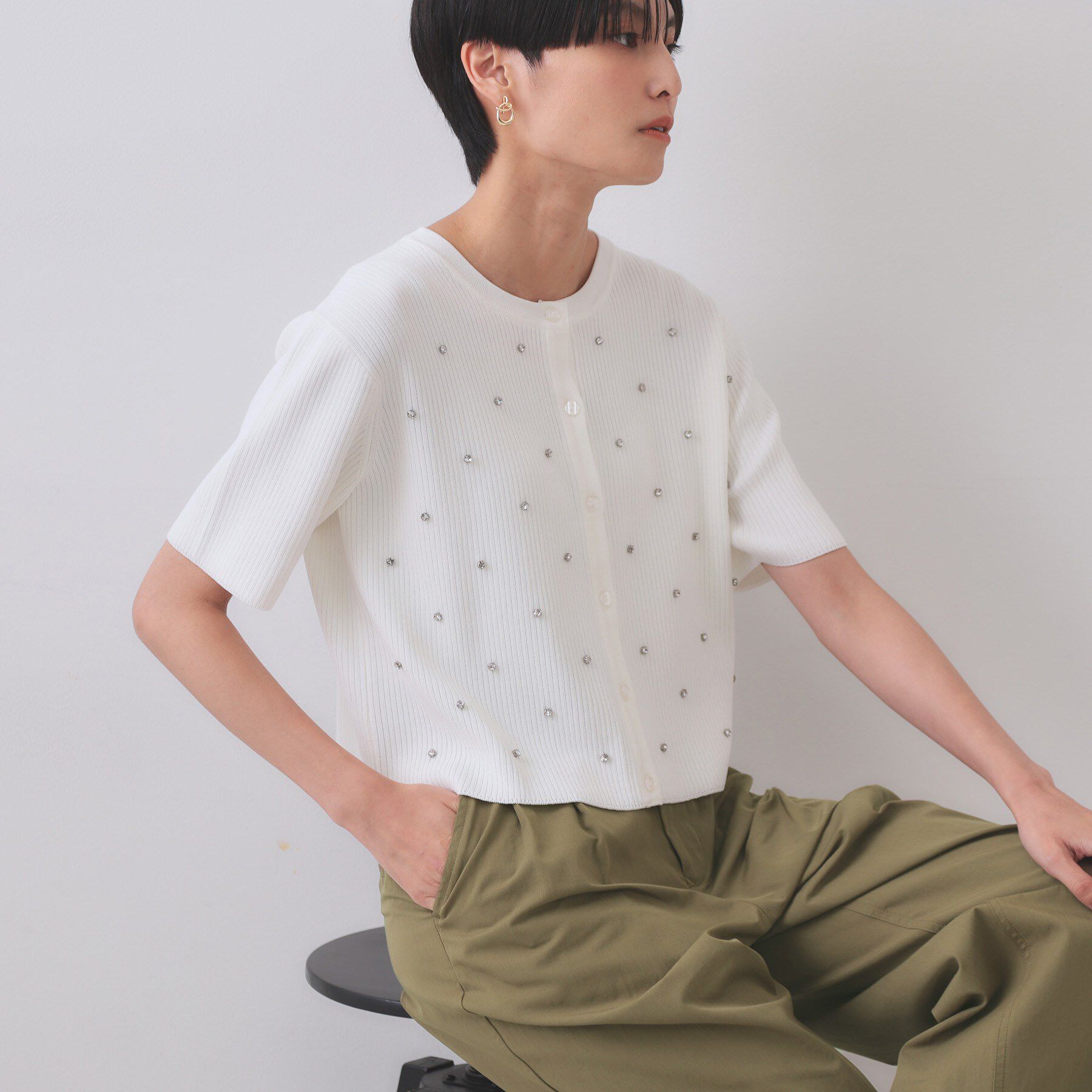 OPAQUE.CLIP「フロントビジューリブニットカーディガン【洗濯機洗い可/抗ピル】」|カーディガン|ホワイト(001)