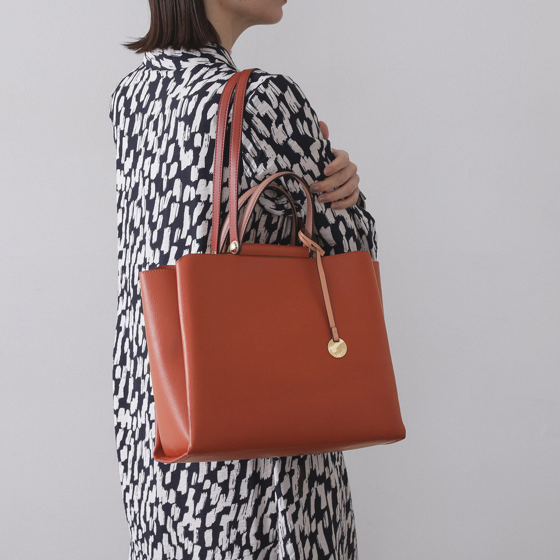 OPAQUE.CLIP「【軽量／2WAY／A4サイズ対応】3層仕様大容量合皮トートバッグ」|トートバッグ|オレンジ(067)