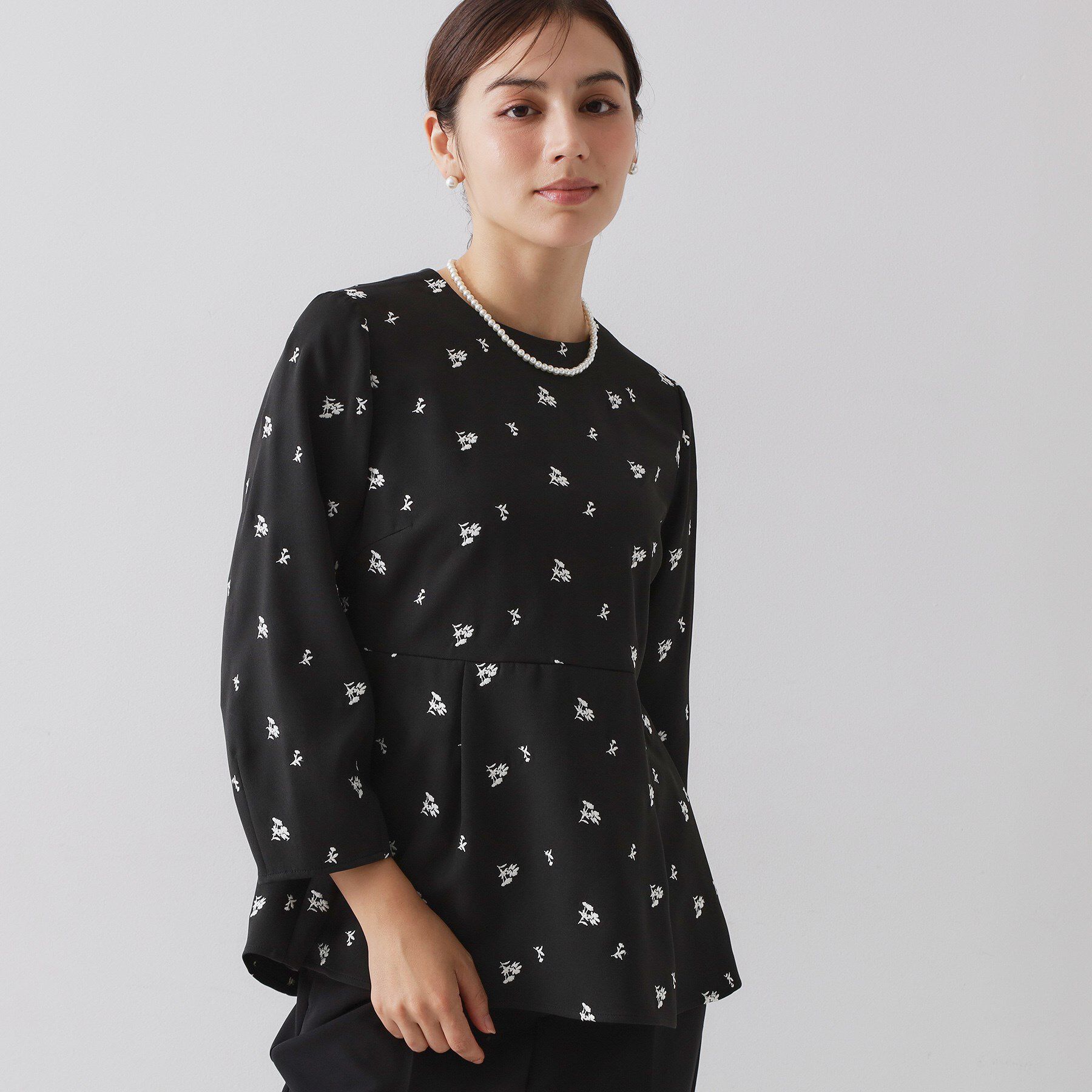 OPAQUE.CLIP「フラワー刺繍ペプラムブラウス【洗濯機OK】」|シャツ・ブラウス|ブラック(119)