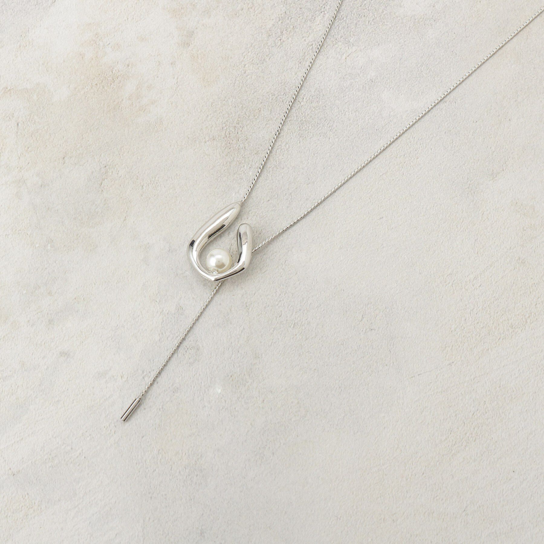 OPAQUE.CLIP「U字メタル&times;フェイクパール ロングスライドネックレス」|ネックレス|