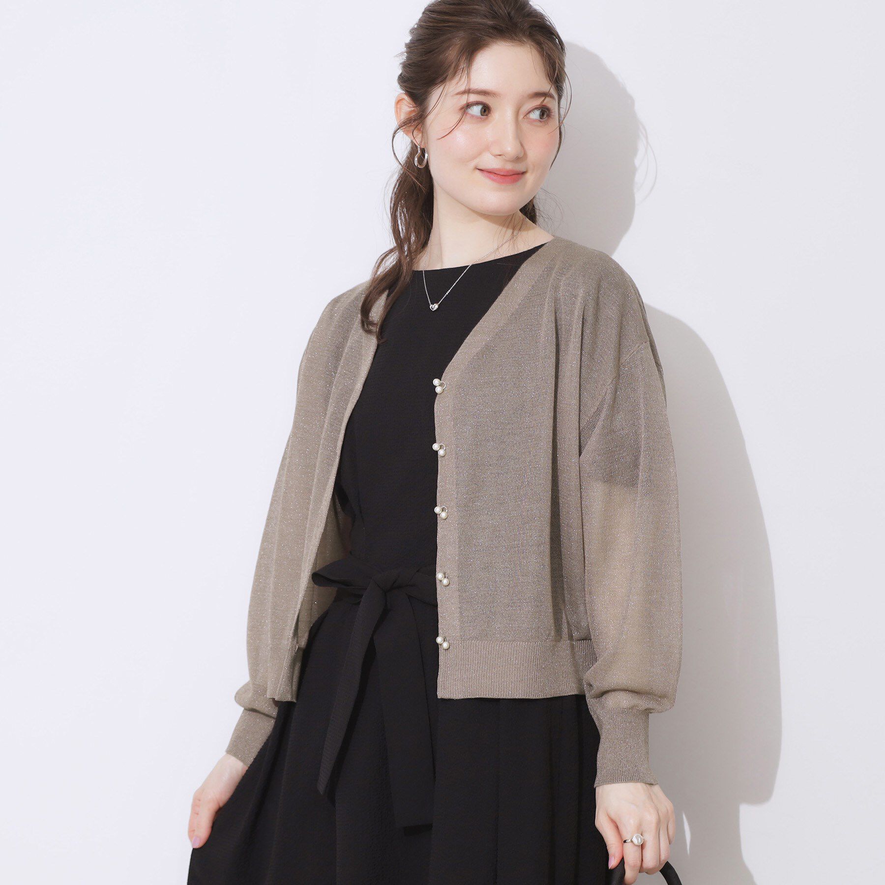 Couture broach「【上品な透け感・通勤】ダブルパール調釦シアーカーディガン」|カーディガン|