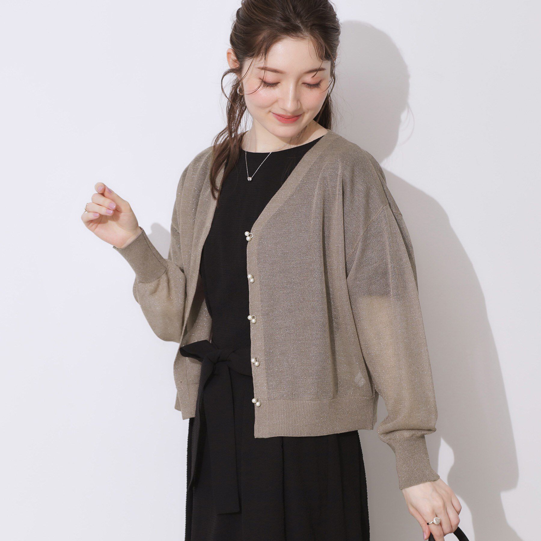 Couture broach「【上品な透け感・通勤】ダブルパール調釦シアーカーディガン」|カーディガン|